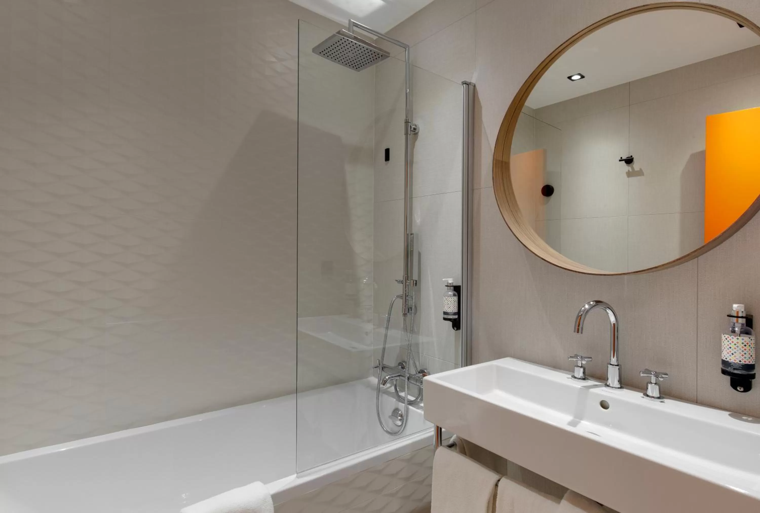 Bathroom in Hôtel Montmorency & Spa