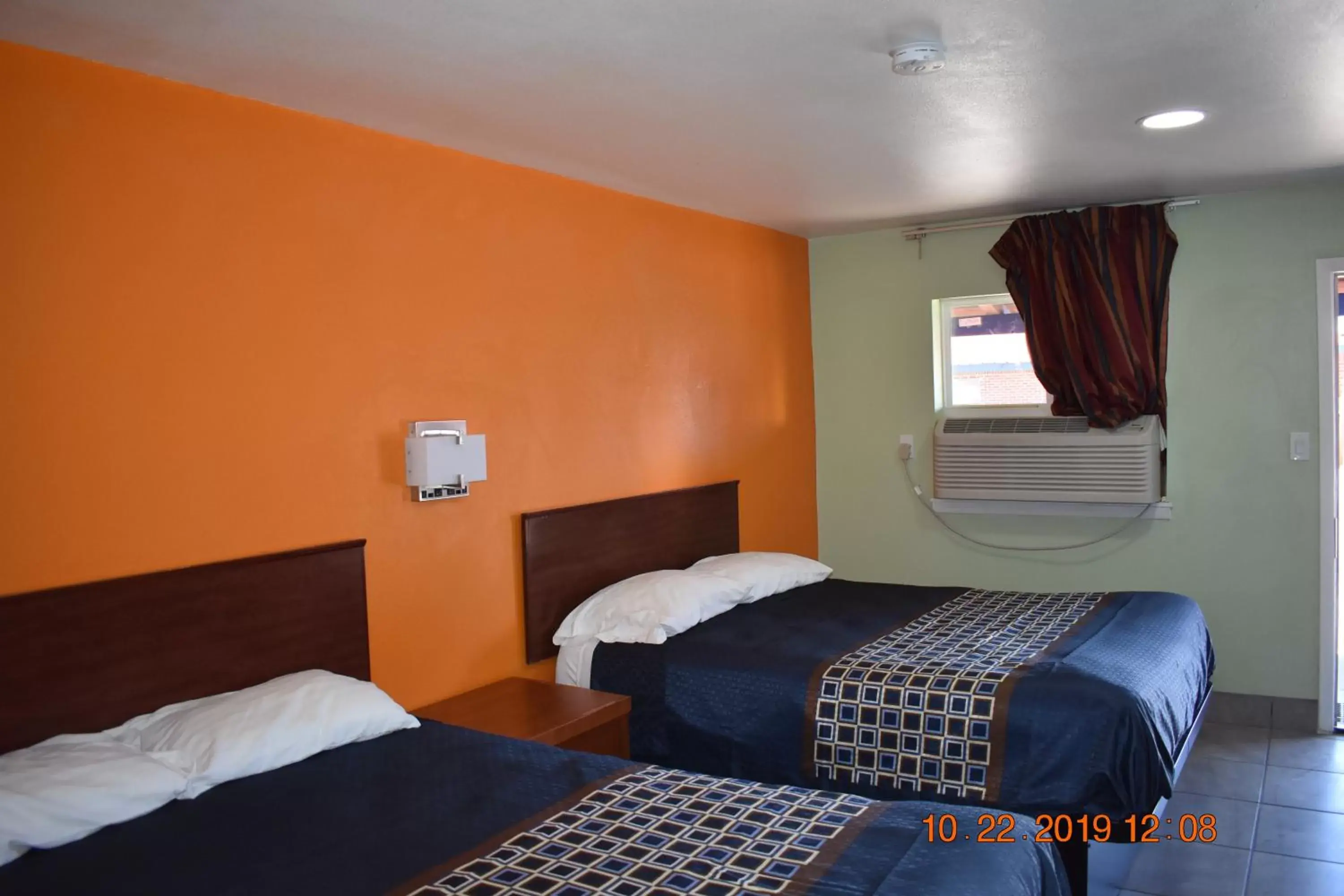 Bedroom, Bed in Belmont Motel