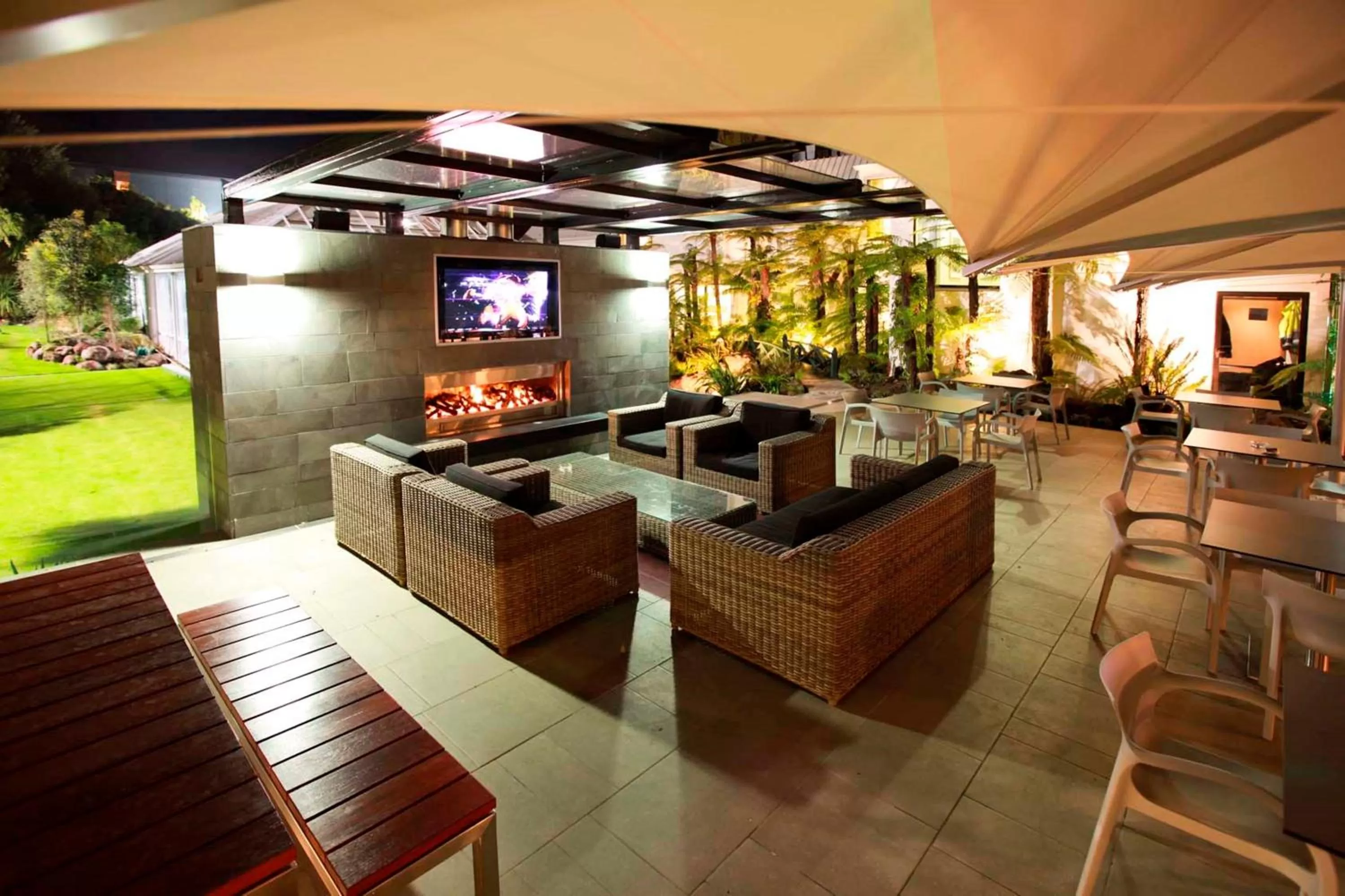 Restaurant/places to eat in Commodore Airport Hotel Christchurch