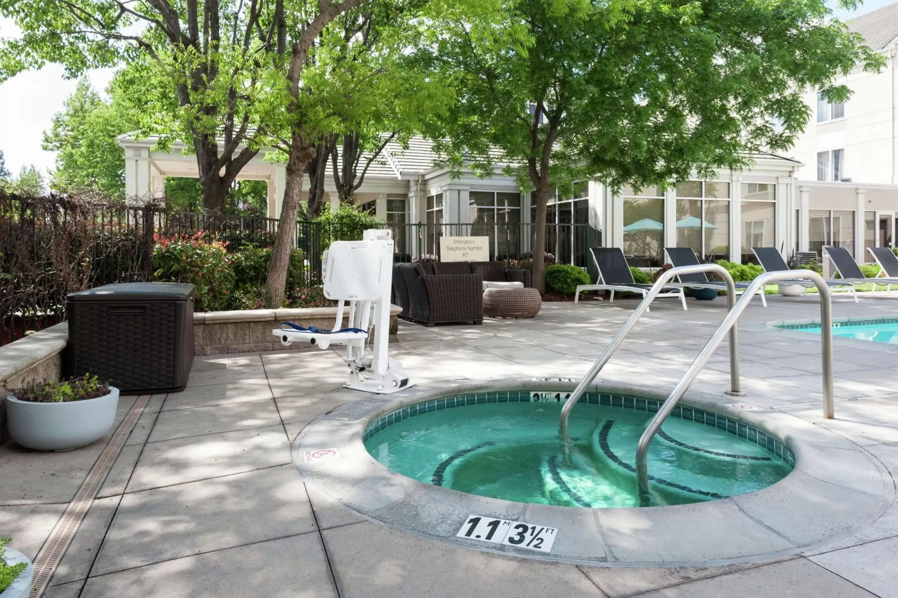 Hot Tub, Swimming Pool in Hilton Garden Inn Sacramento/South Natomas