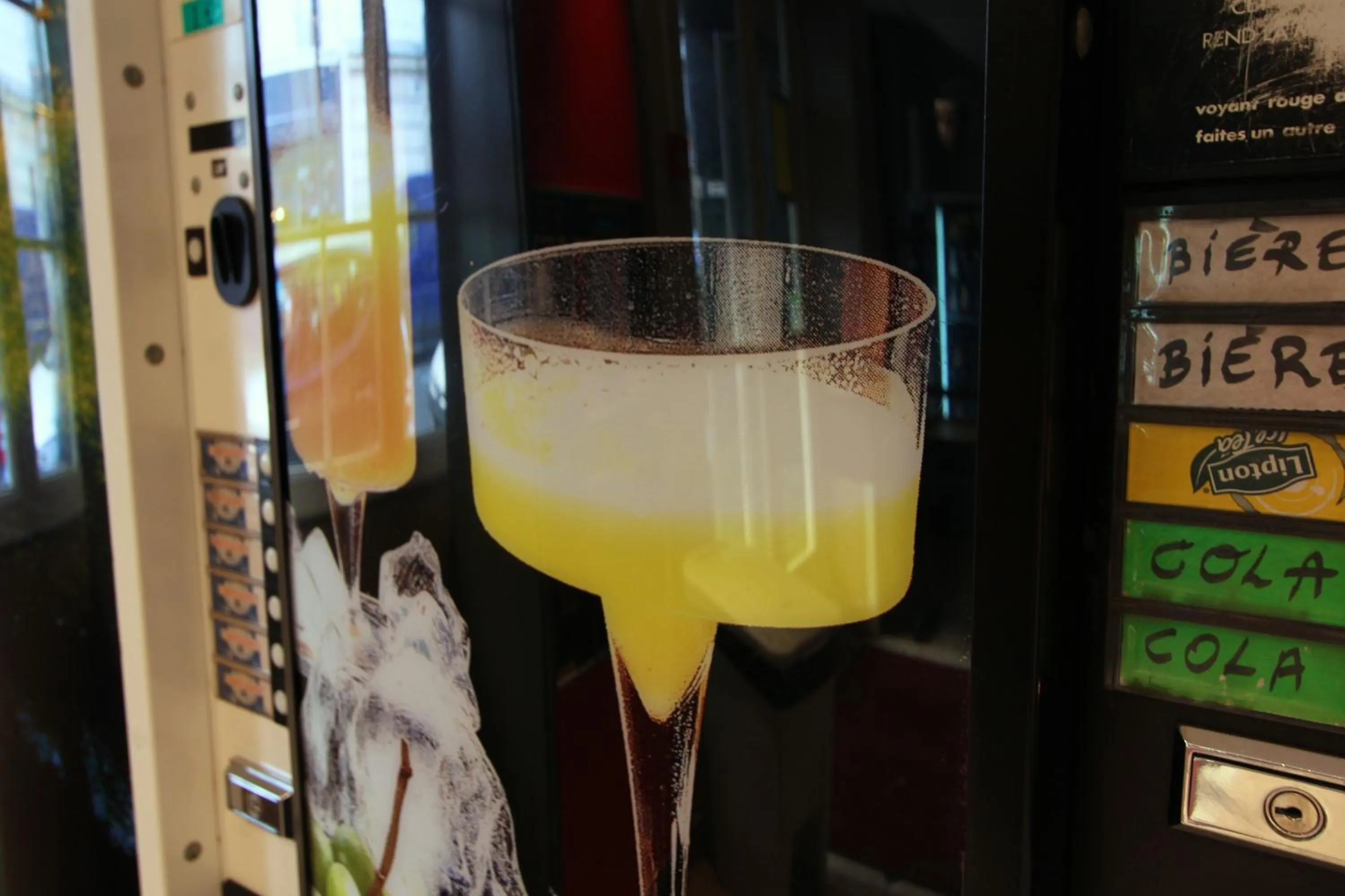 Drinks in Auberge Internationale des Jeunes