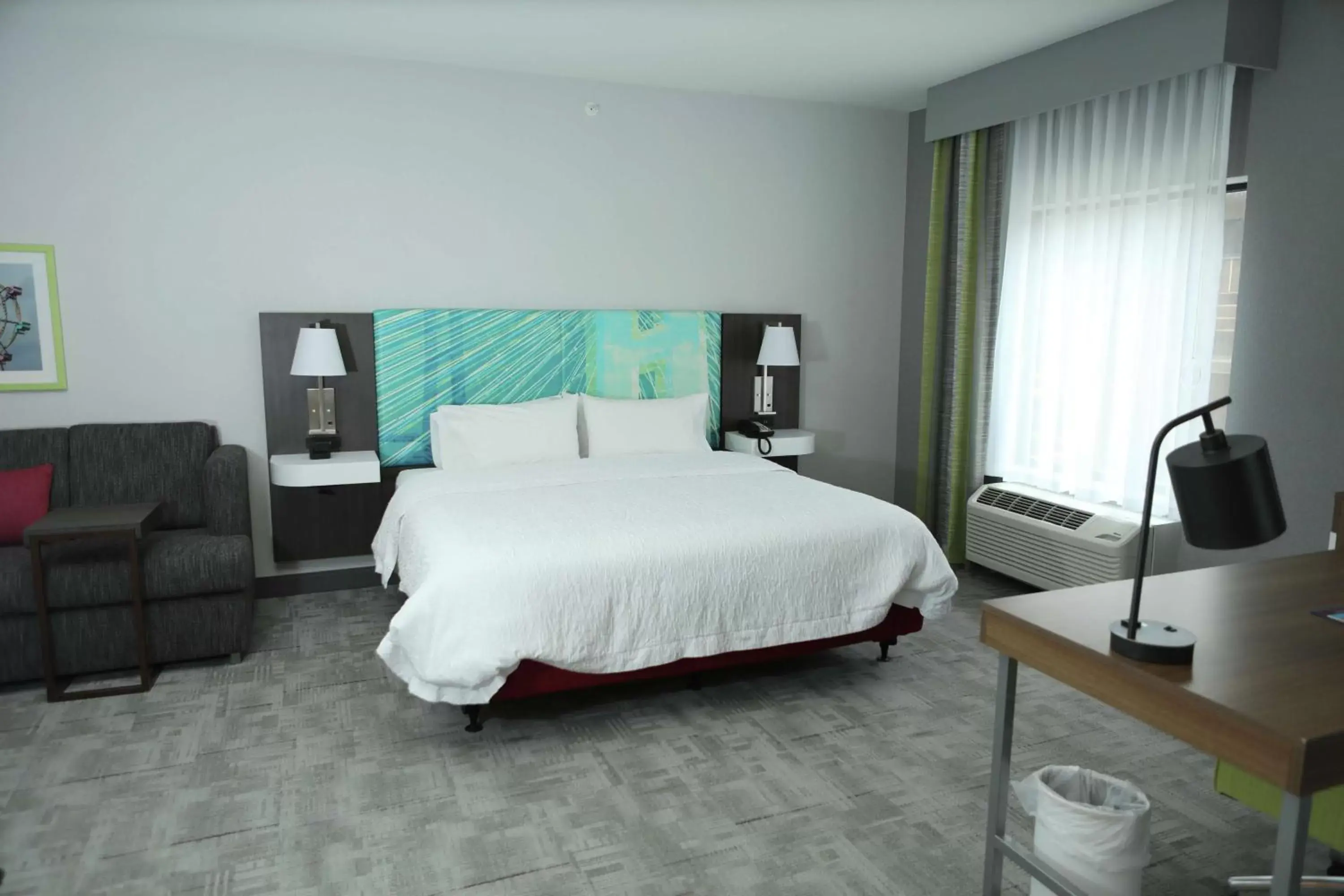 Bedroom, Bed in Hampton Inn & Suites Burlington