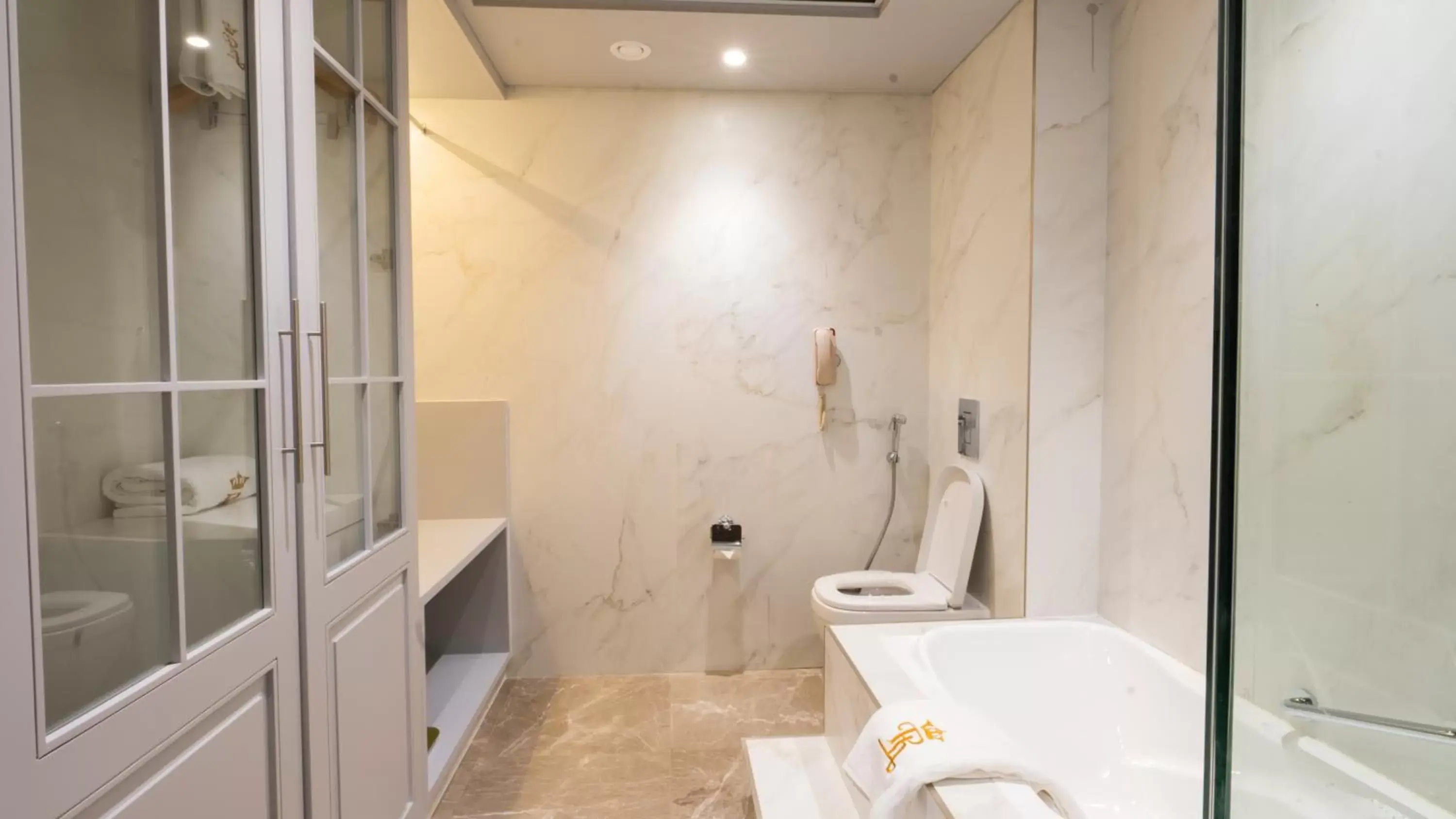Shower, Bathroom in President Hotel