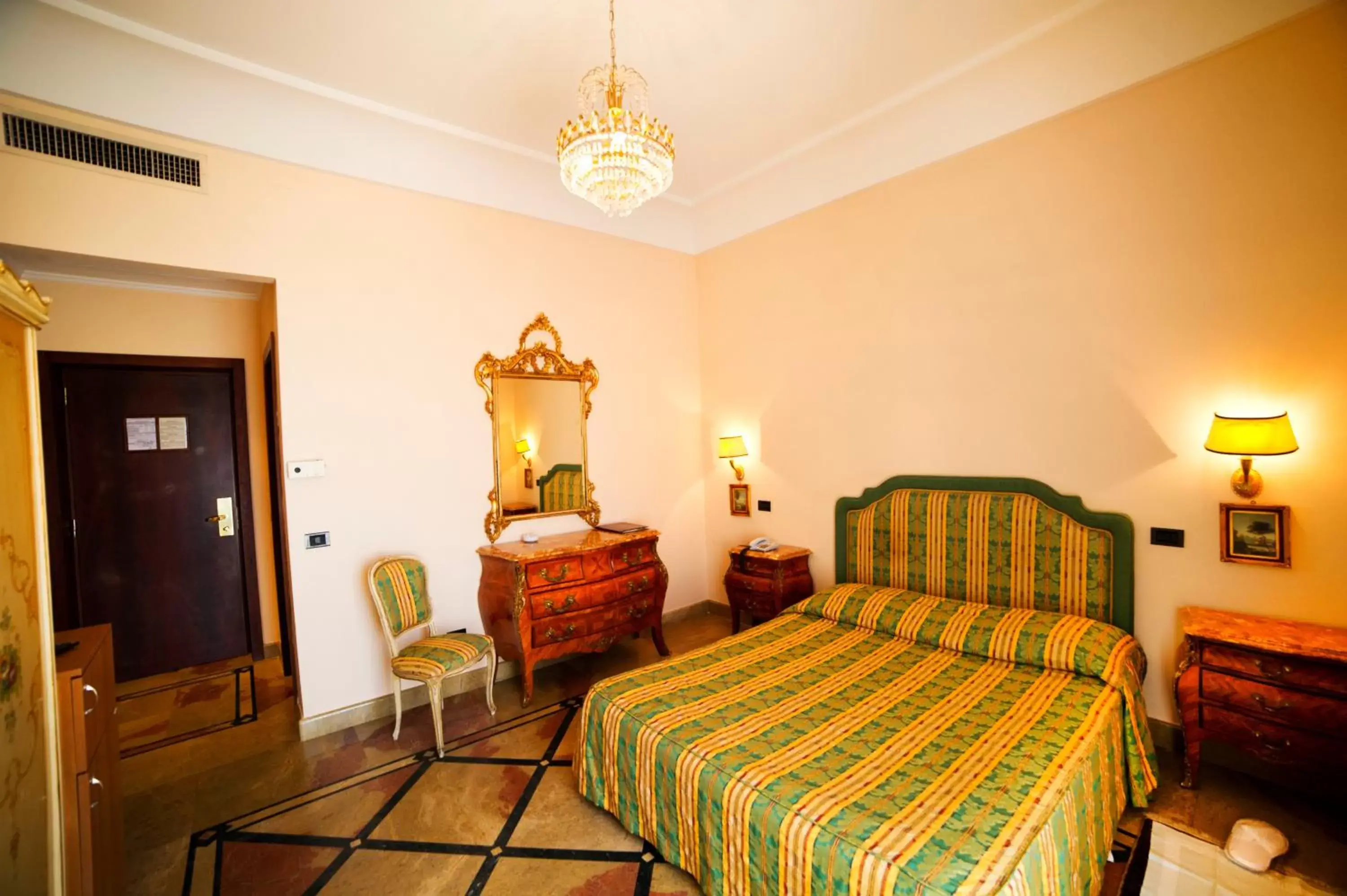 Property building, Bed in Grande Albergo Miramare