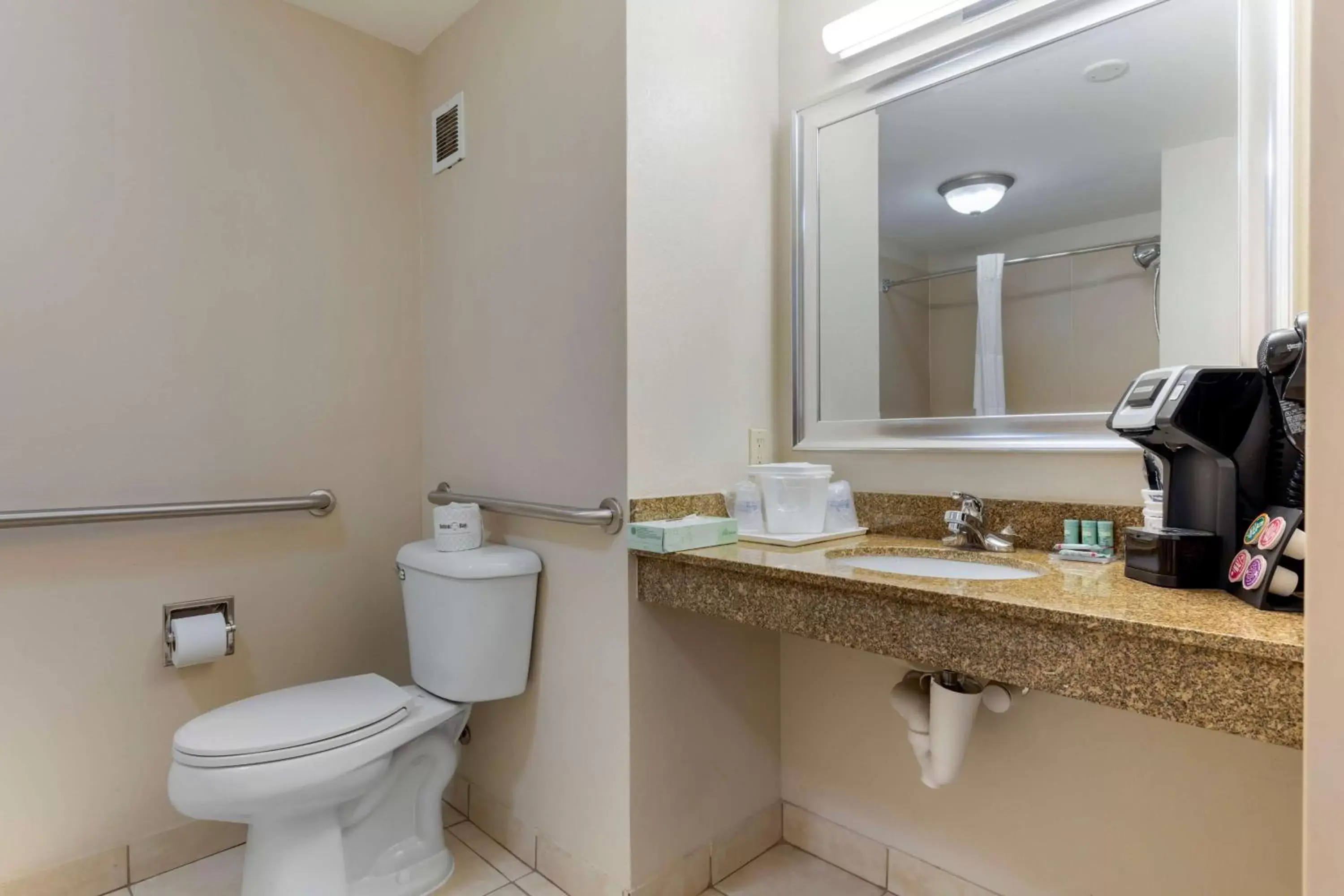Bathroom in Best Western Seminole Inn and Suites