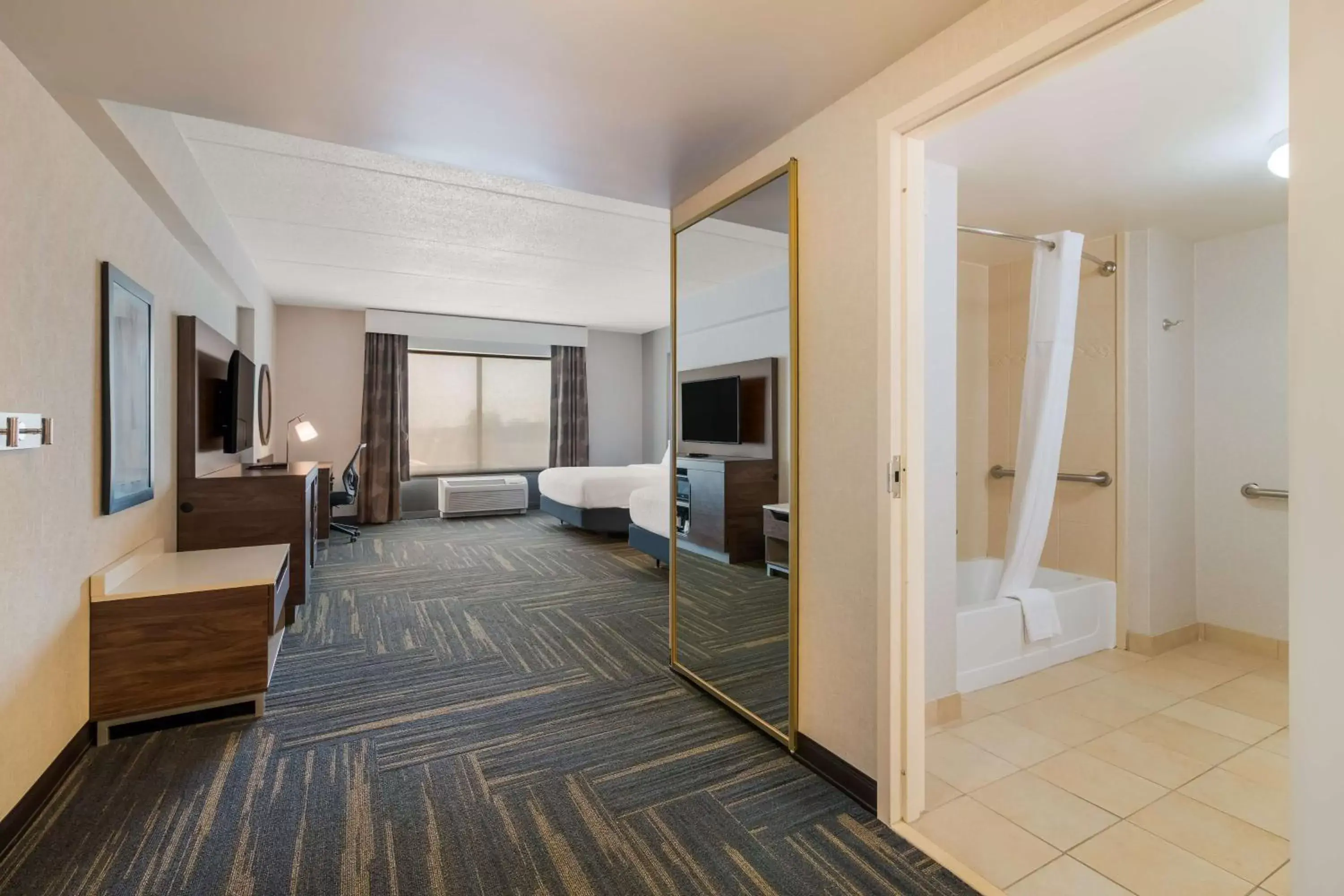 Bed, Seating Area in Hampton Inn & Suites Plattsburgh