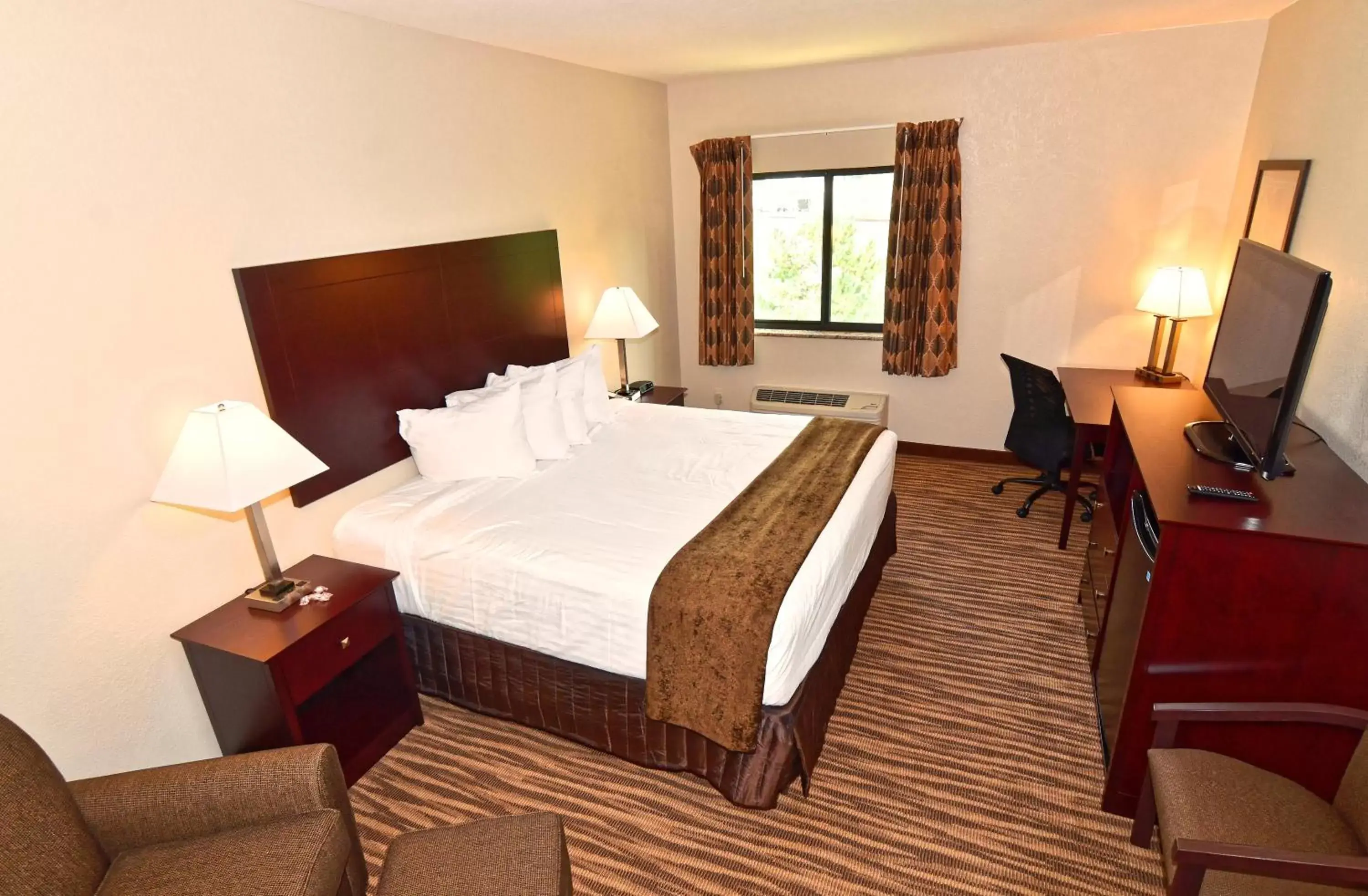 Bed in Cobblestone Inn & Suites - Clarion