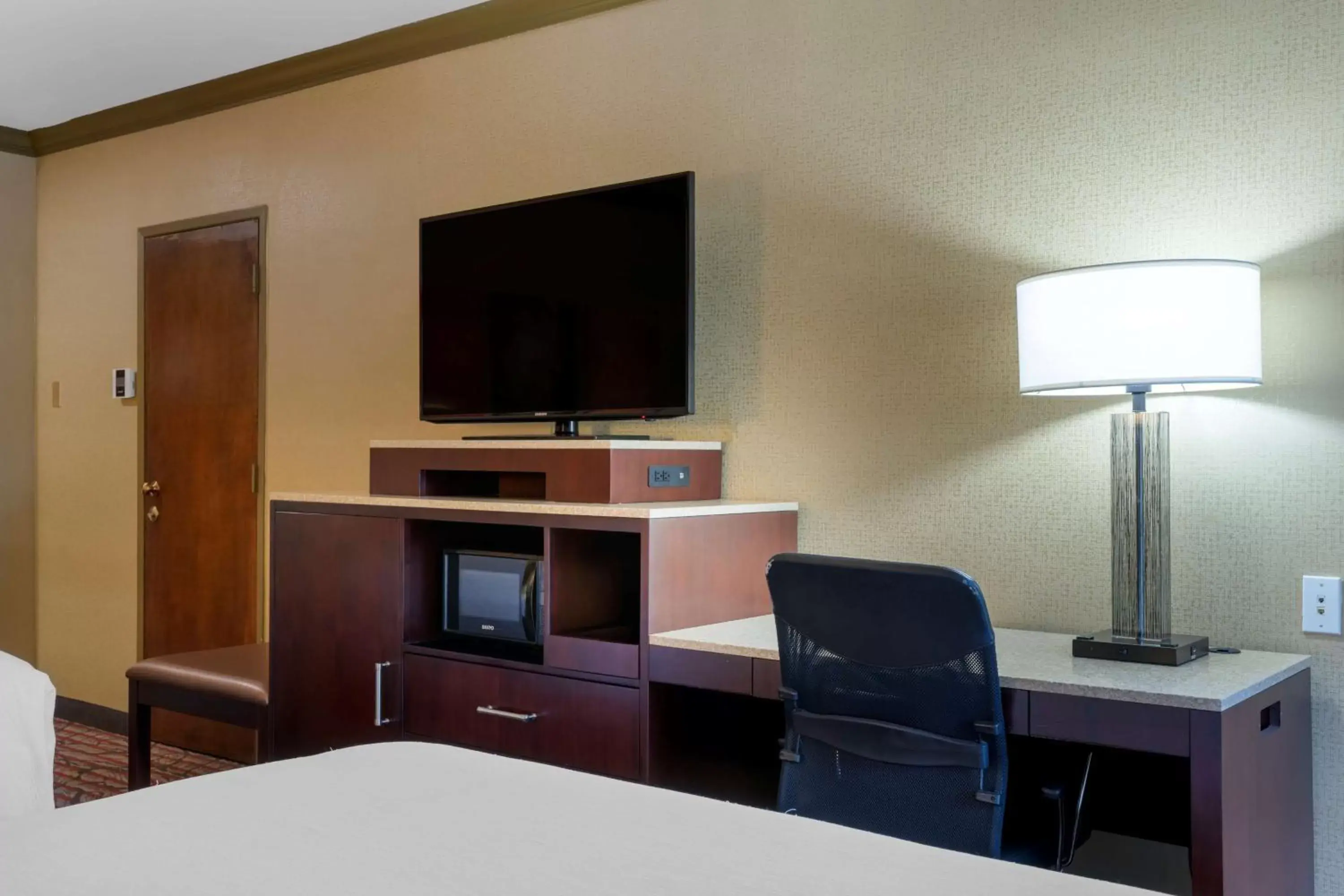 Photo of the whole room, TV/Entertainment Center in Best Western Plus Brookside Inn