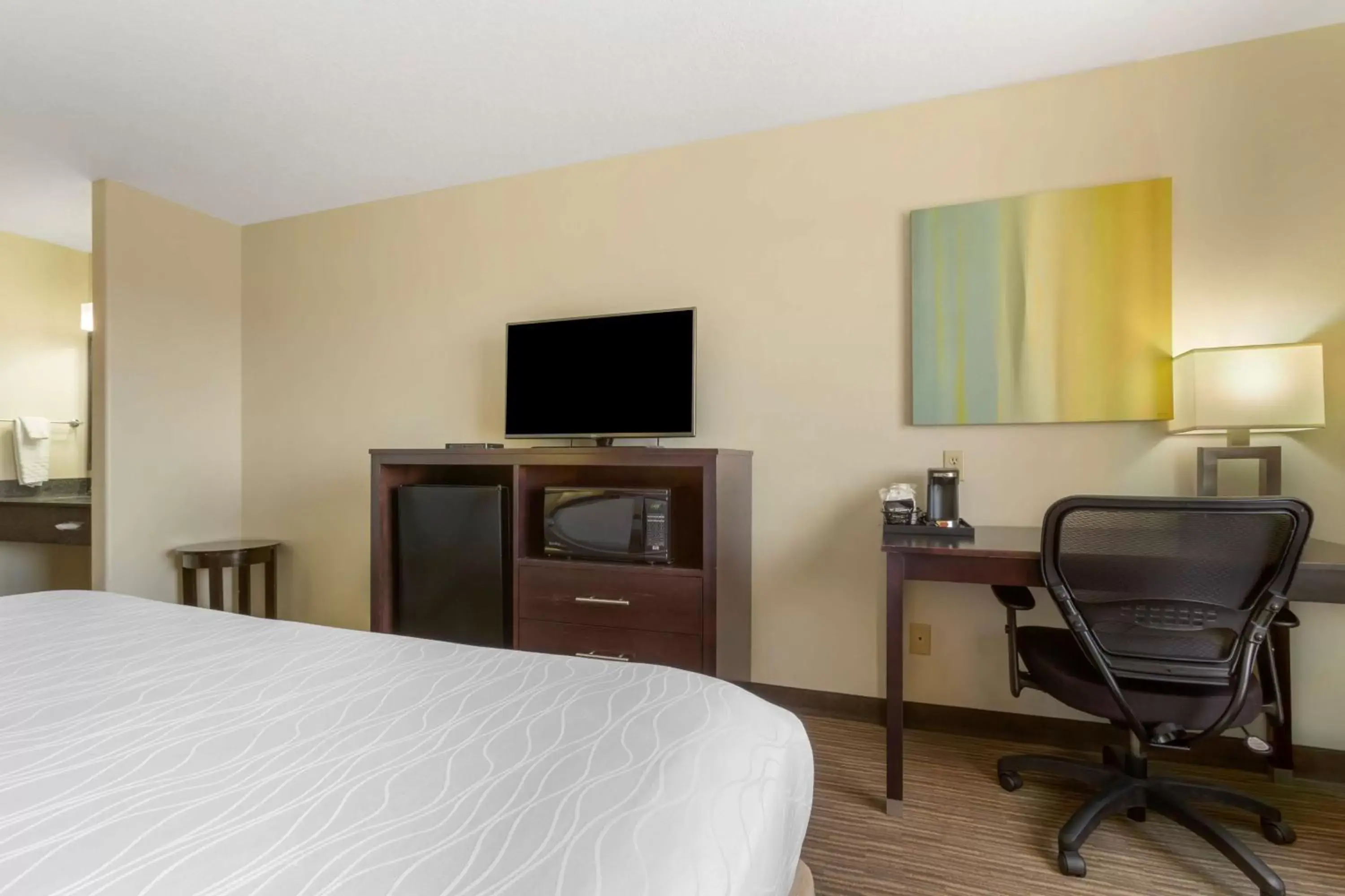 Bedroom, TV/Entertainment Center in Best Western Plus the Four Corners Inn