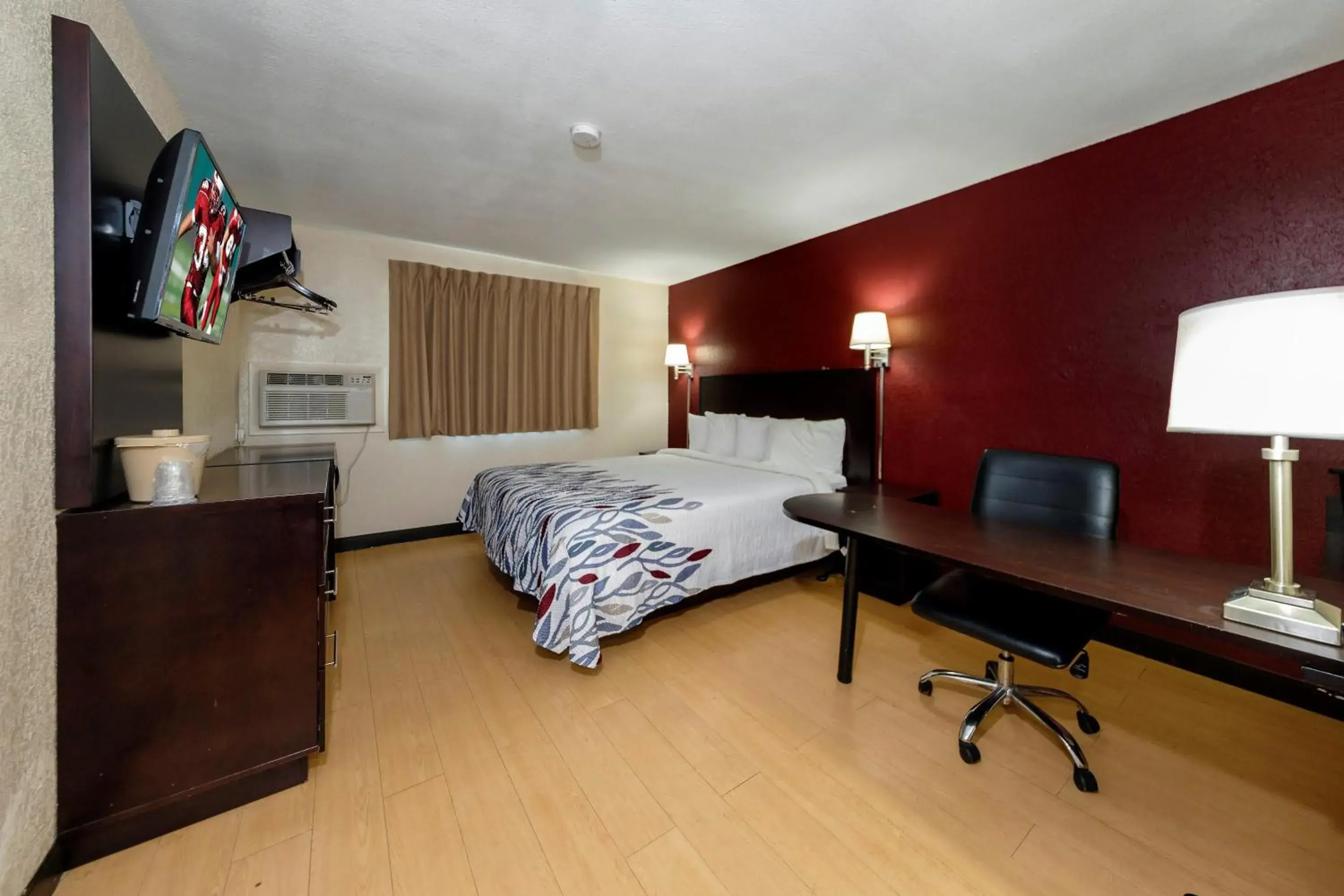 Photo of the whole room, TV/Entertainment Center in Red Roof Inn Jacksonville - Cruise Port