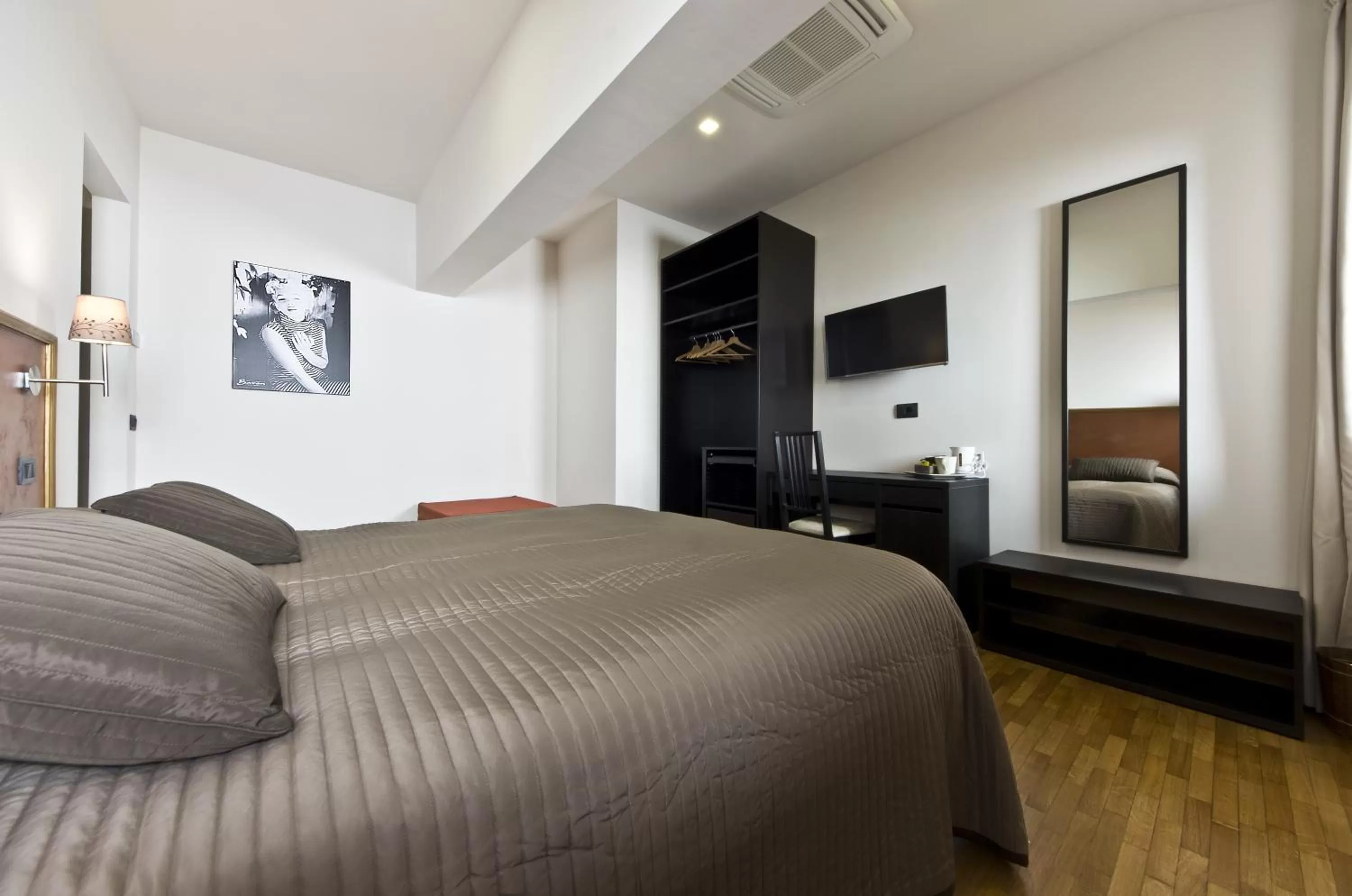 Photo of the whole room, Bed in Siena Gallery - Rooms Only