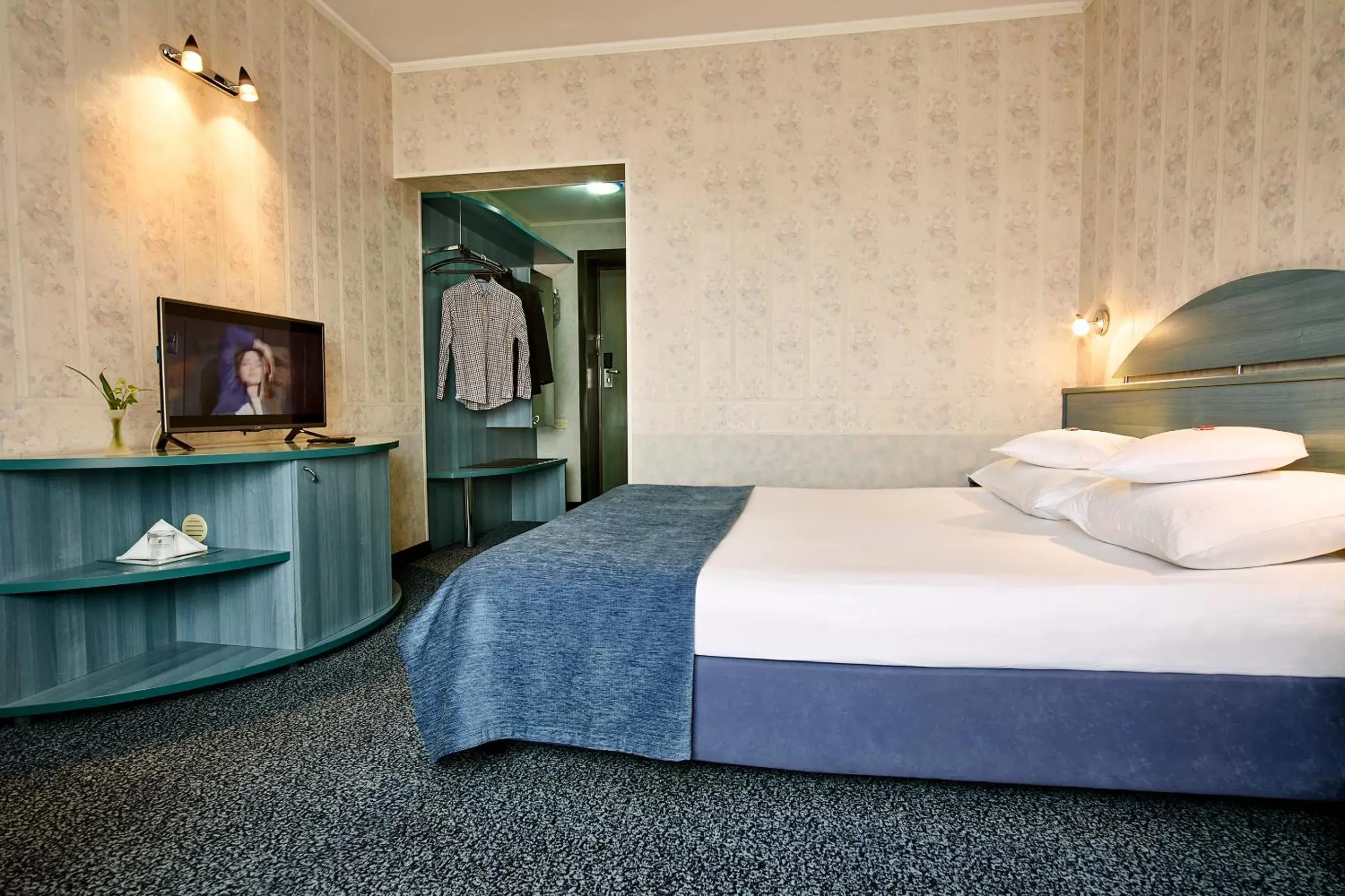 Bed in Continental Forum Oradea