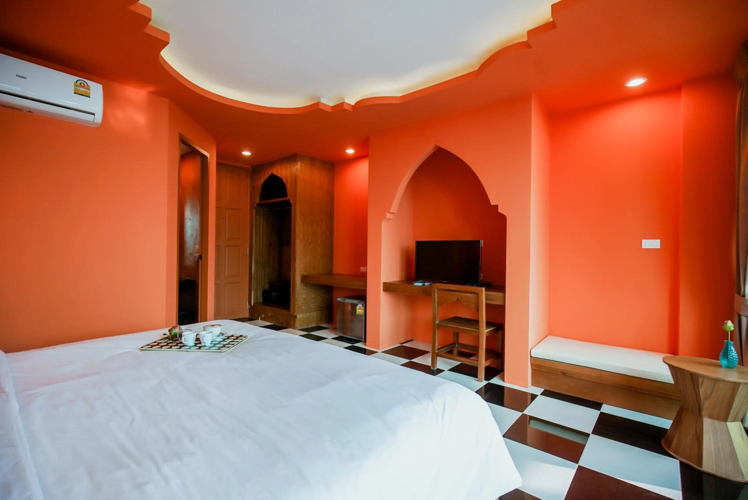 Photo of the whole room, Bed in Khaleej Mass Hotel Patong