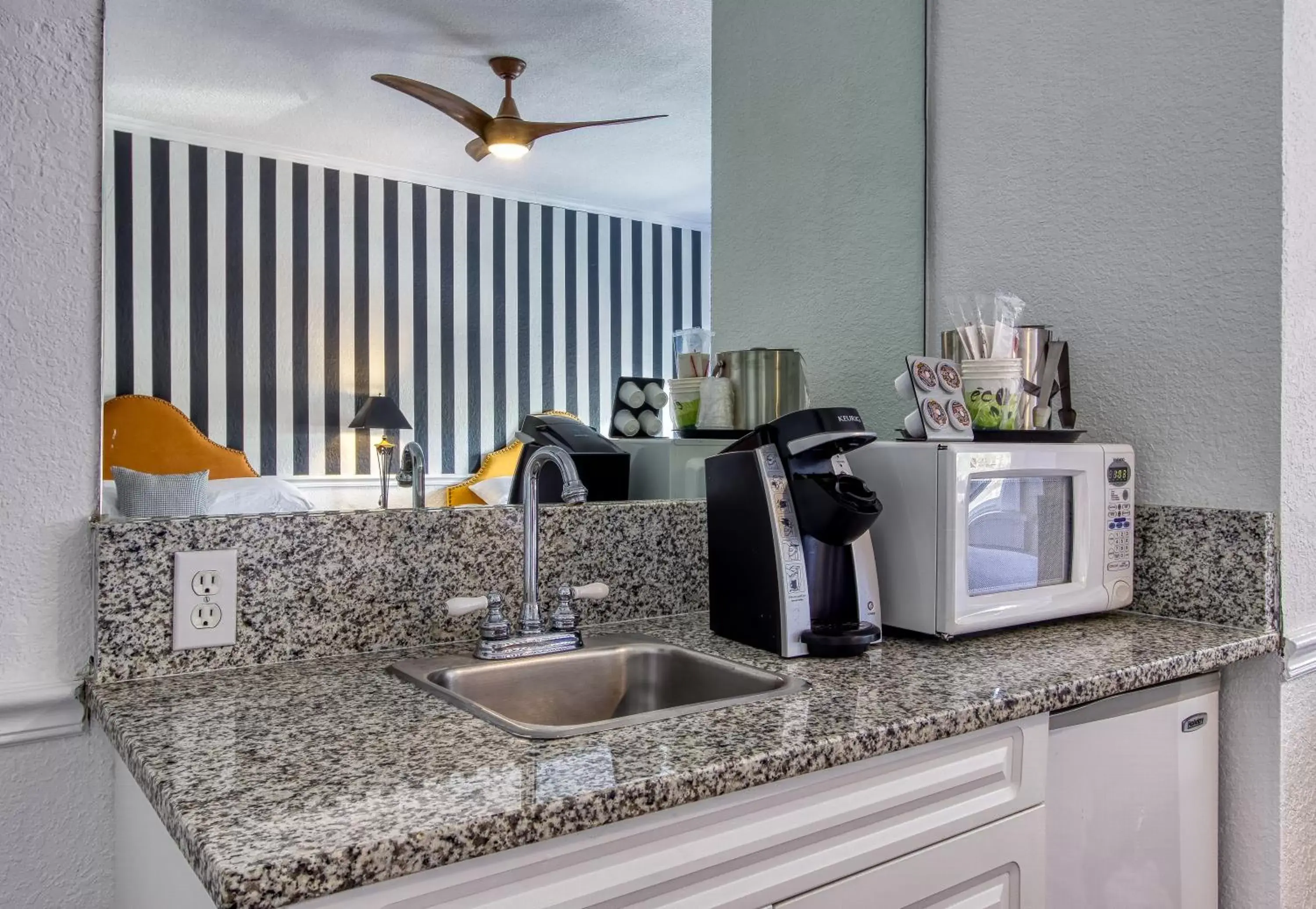 Coffee/tea facilities, Kitchen/Kitchenette in New Hotel Collection Downtown St Pete