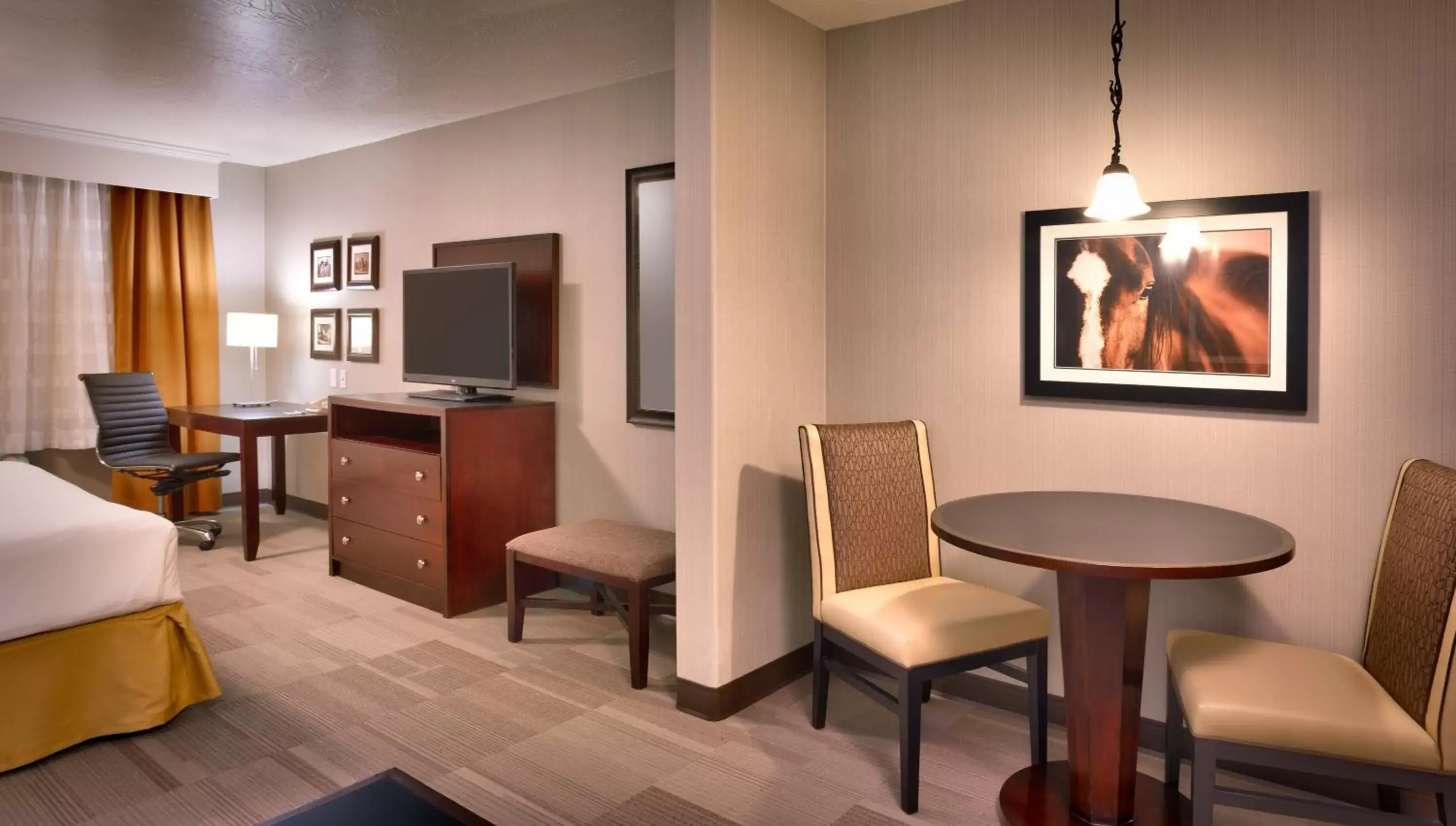 Photo of the whole room, Seating Area in Holiday Inn Express & Suites Kanab, an IHG Hotel