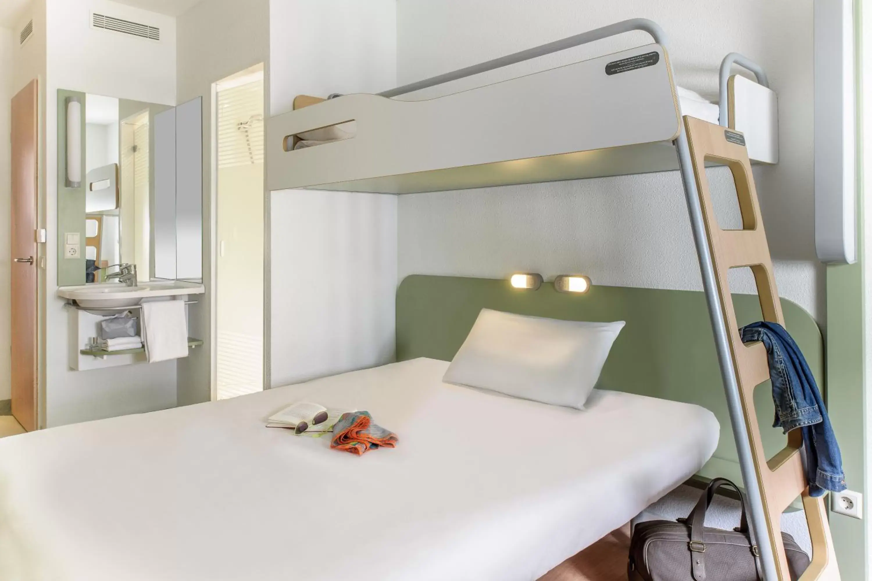 Bed, Bunk Bed in ibis budget Genève Petit-Lancy