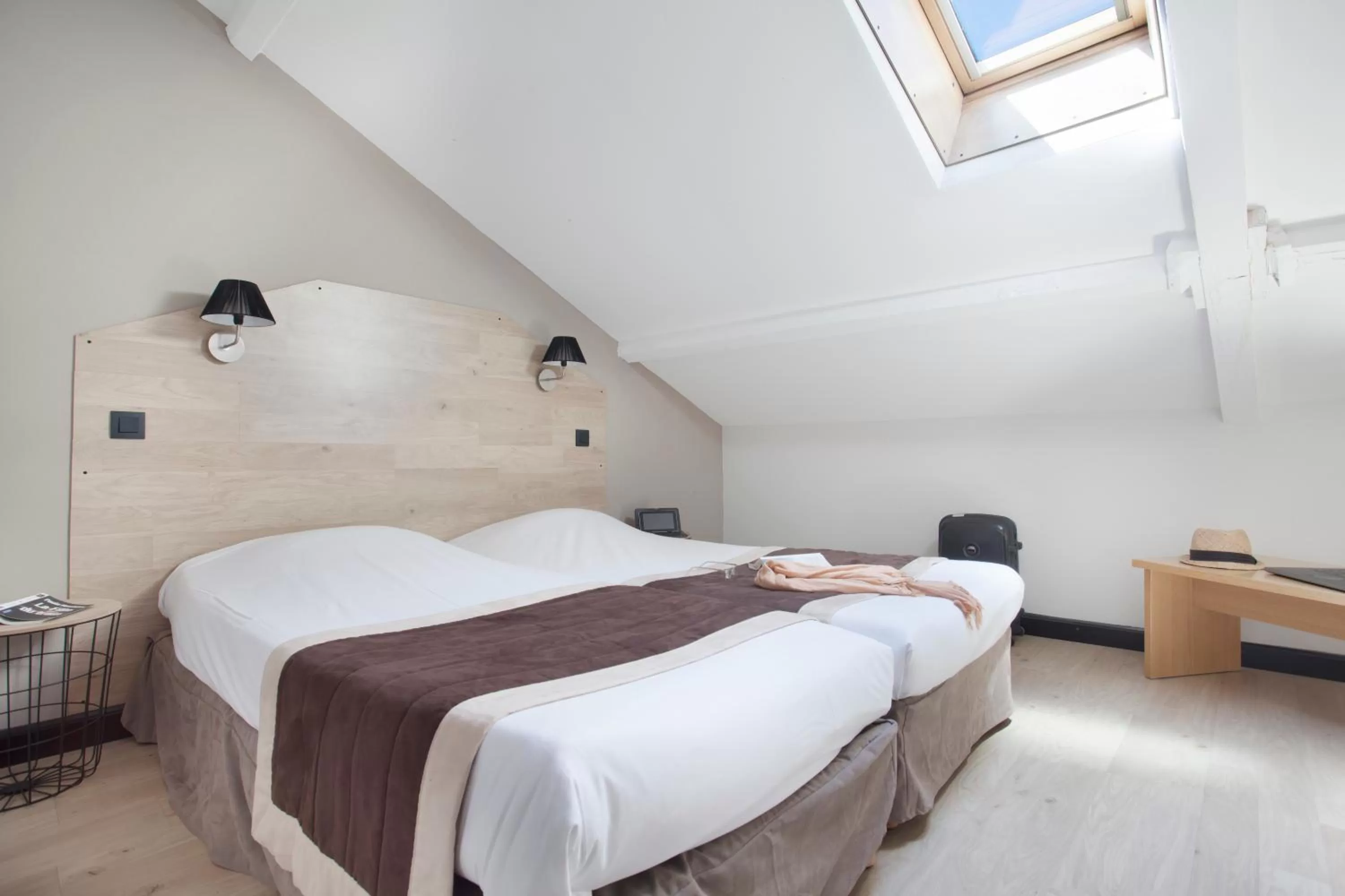 Bedroom, Bed in Appart'hôtel Odalys City - Nice Centre