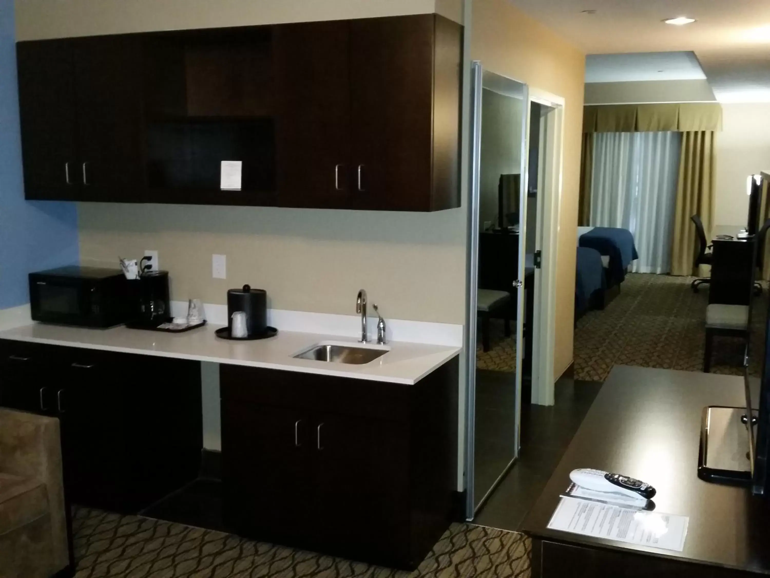 Photo of the whole room, Kitchen/Kitchenette in Holiday Inn Express and Suites Atascocita - Humble - Kingwood, an IHG Hotel