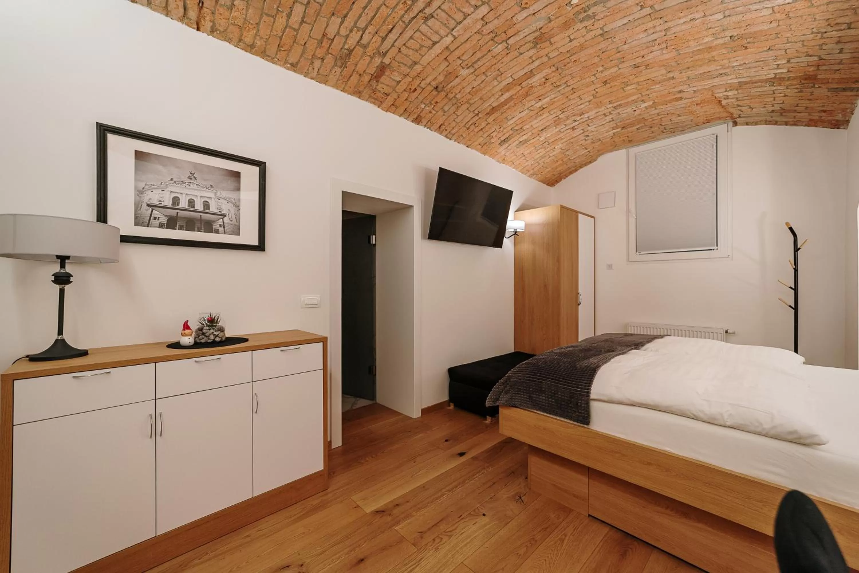 Staff, Bed in Operna klet Ljubljana