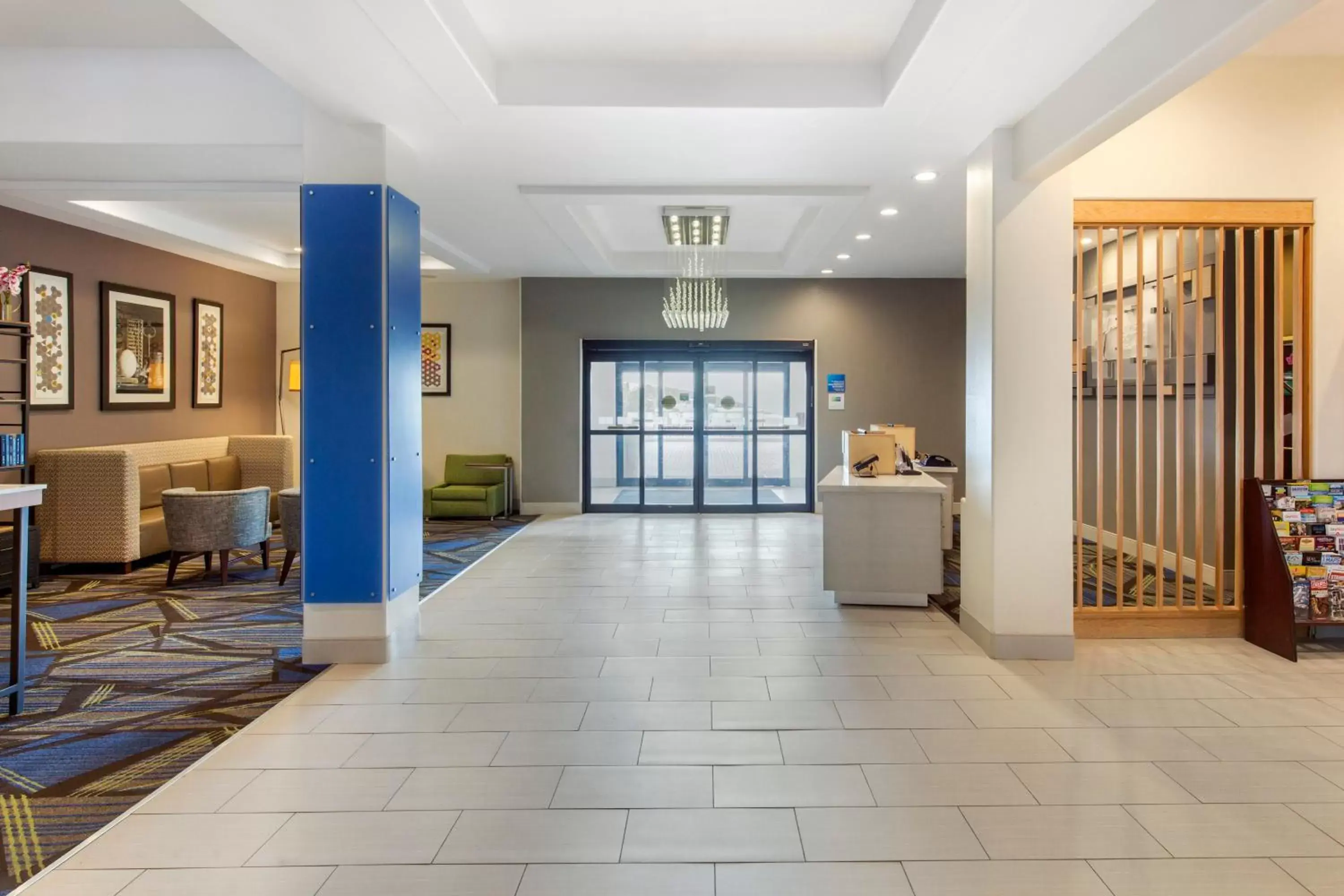 Property building, Lobby/Reception in Holiday Inn Express Houston-Alvin, an IHG Hotel