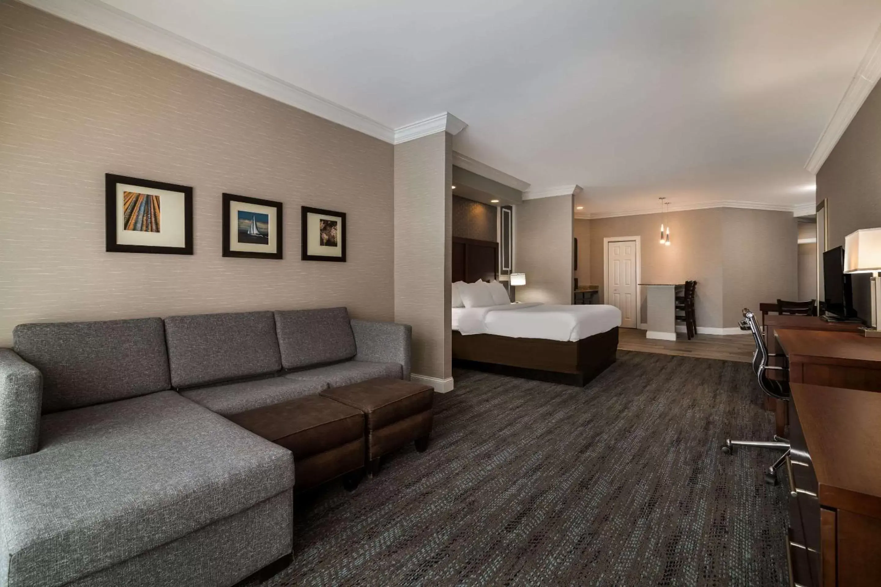 Bedroom, Seating Area in Comfort Inn & Suites Plattsburgh - Morrisonville