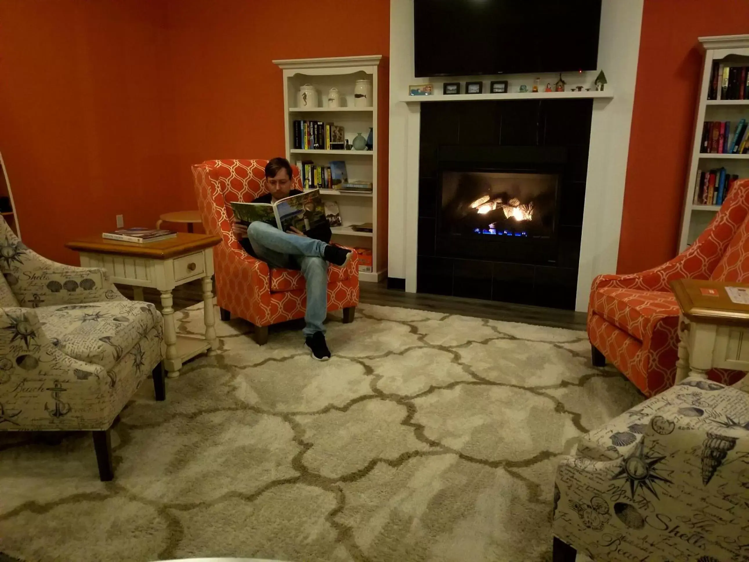 Communal lounge/ TV room in The Inn on Mount Desert