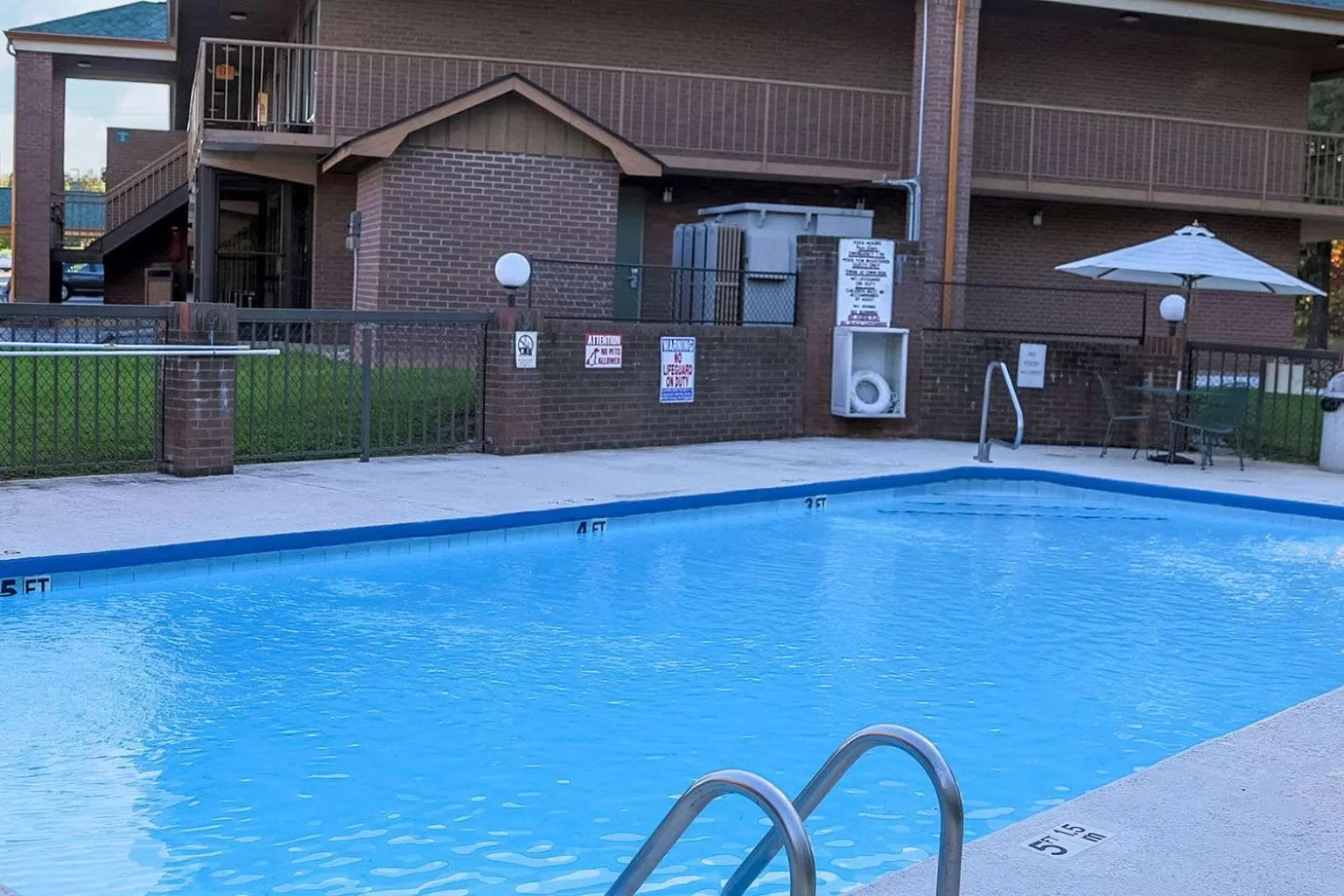 Swimming pool in Quality Inn near Speedway