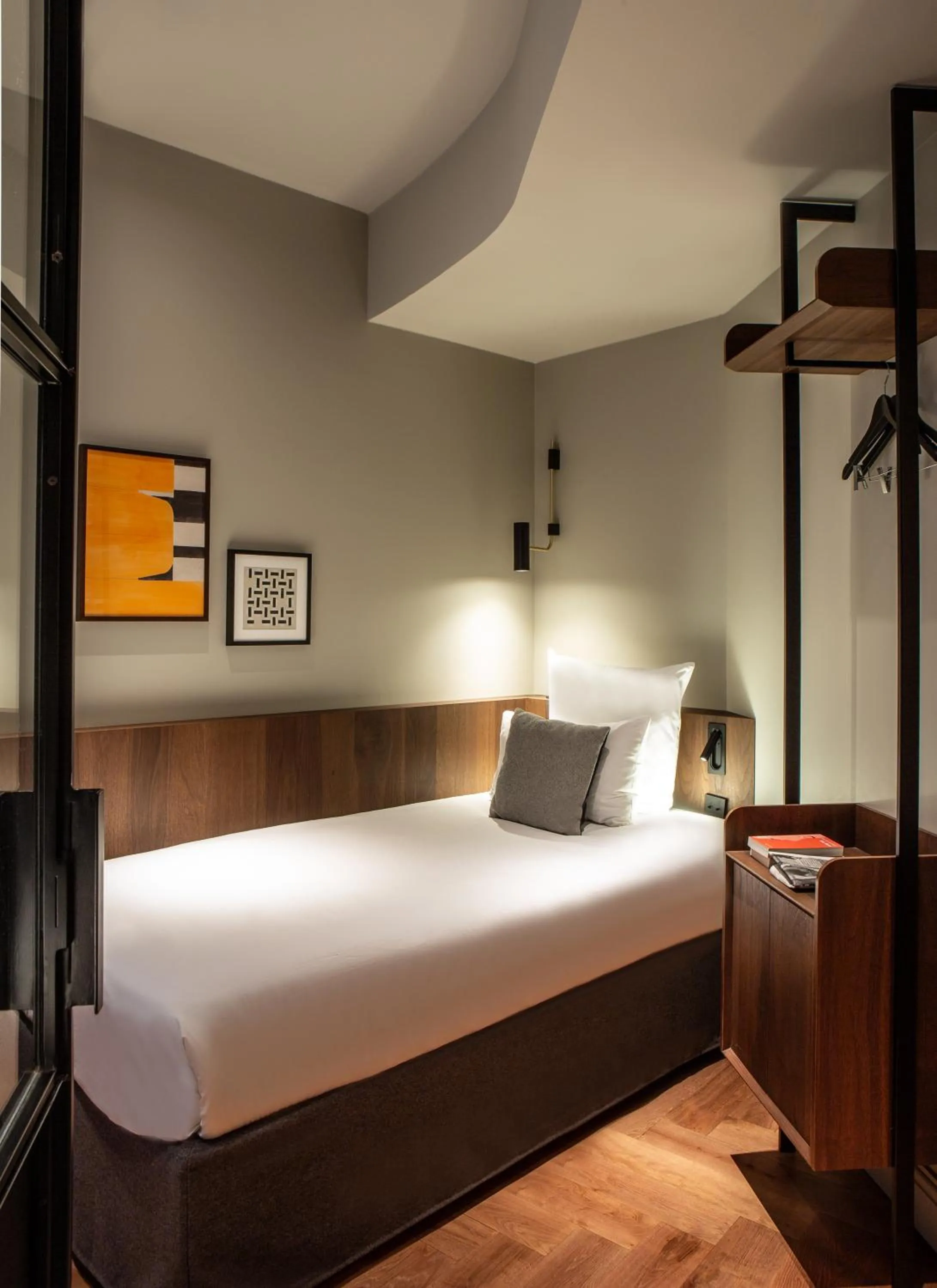 Bed in ibis Styles Paris Gare du Nord TGV