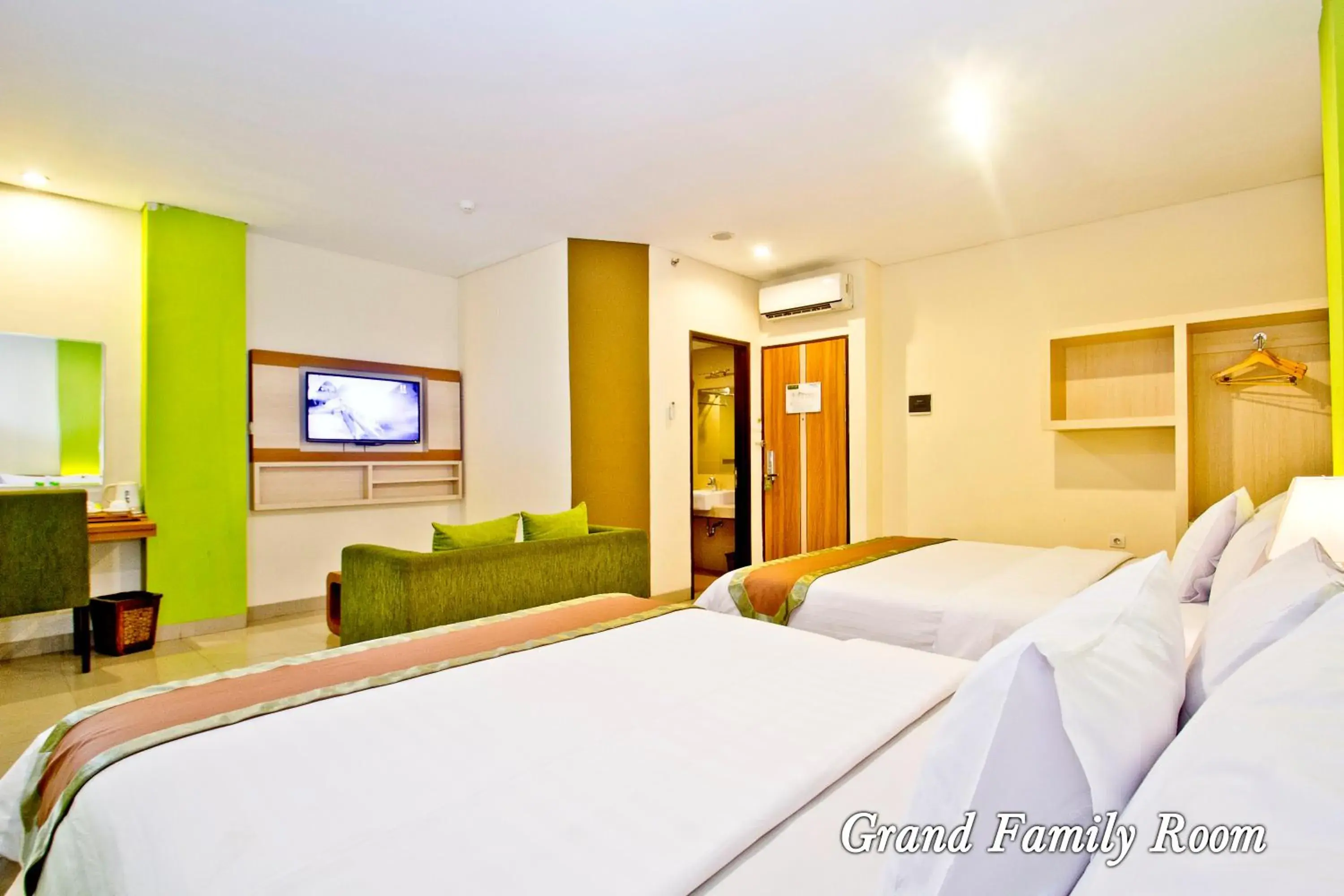 Photo of the whole room, Bed in De Batara Hotel