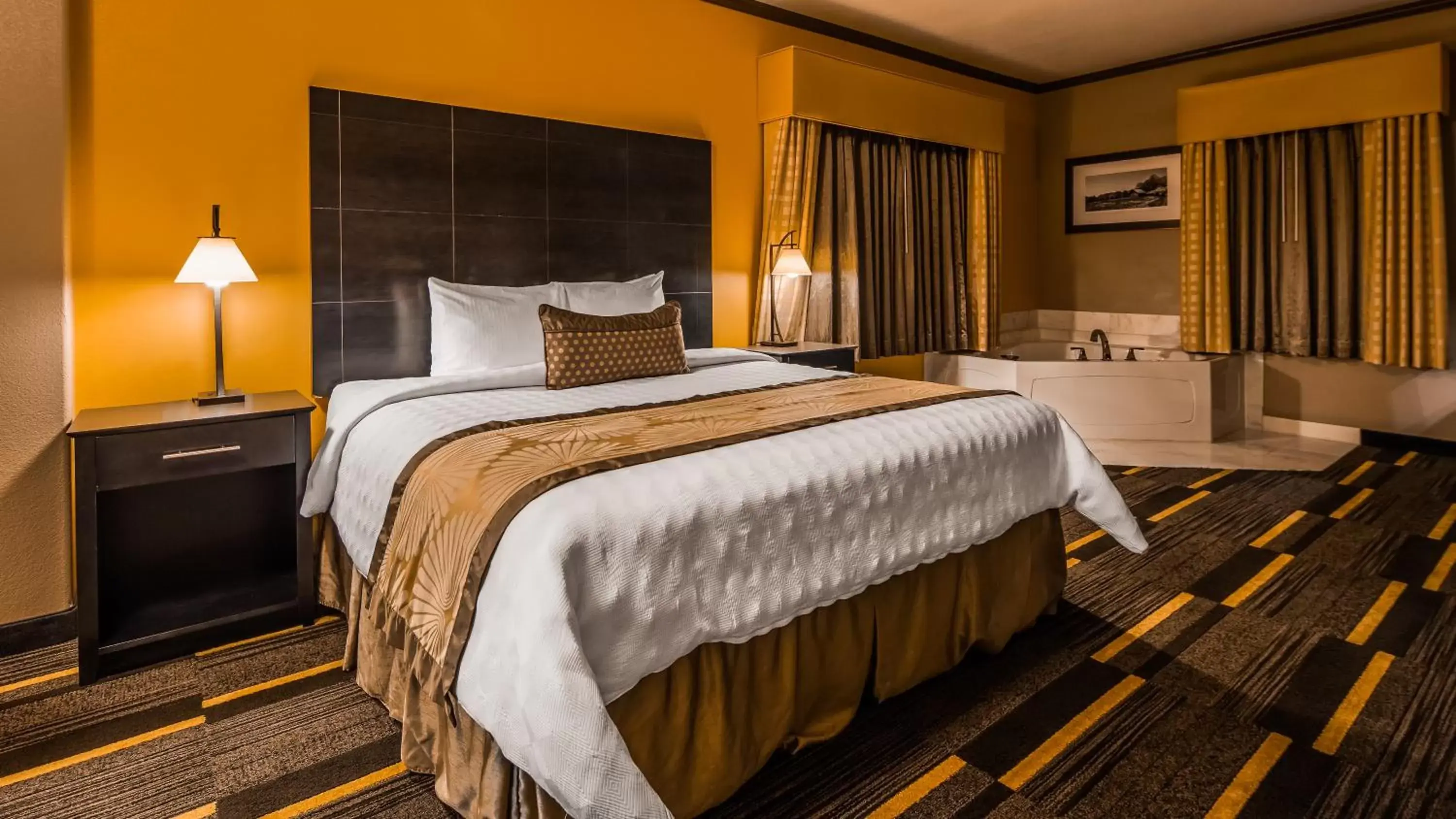 Bed in Best Western Plus Emerald Inn & Suites
