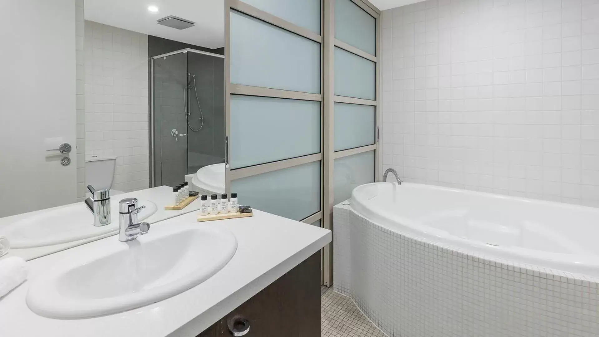 Bathroom in Oaks Adelaide Embassy Suites