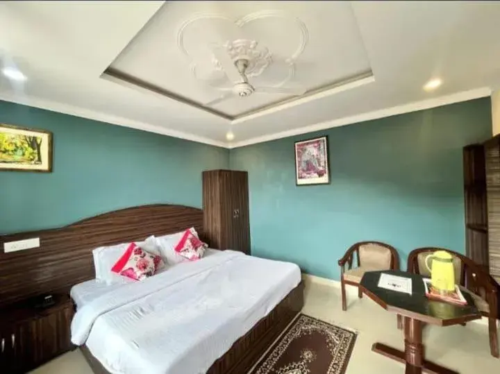 Bed in OYO 4205 Hotel Anuj Regency