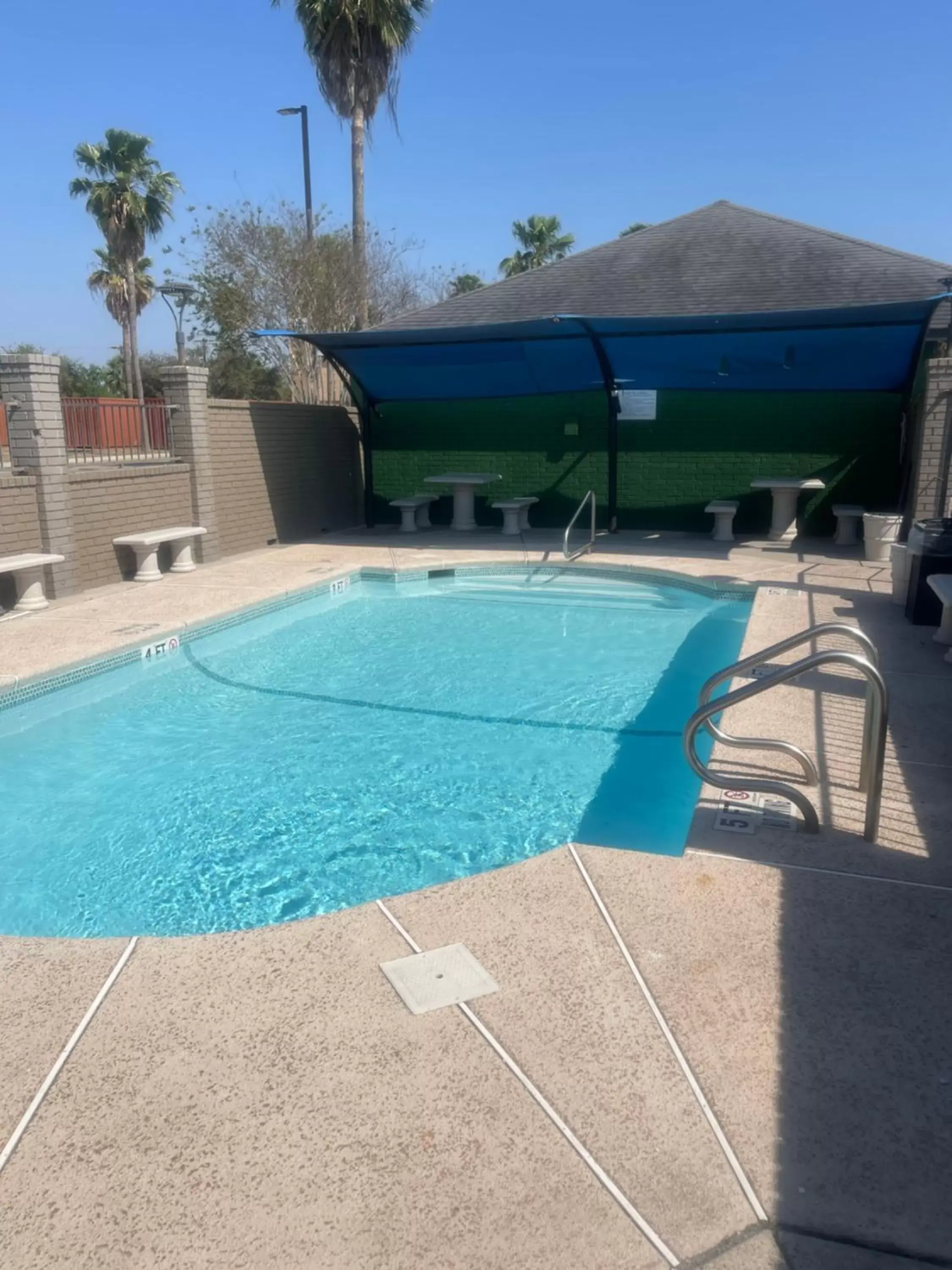 Pool view, Swimming Pool in Americas Best Value Inn Harlingen