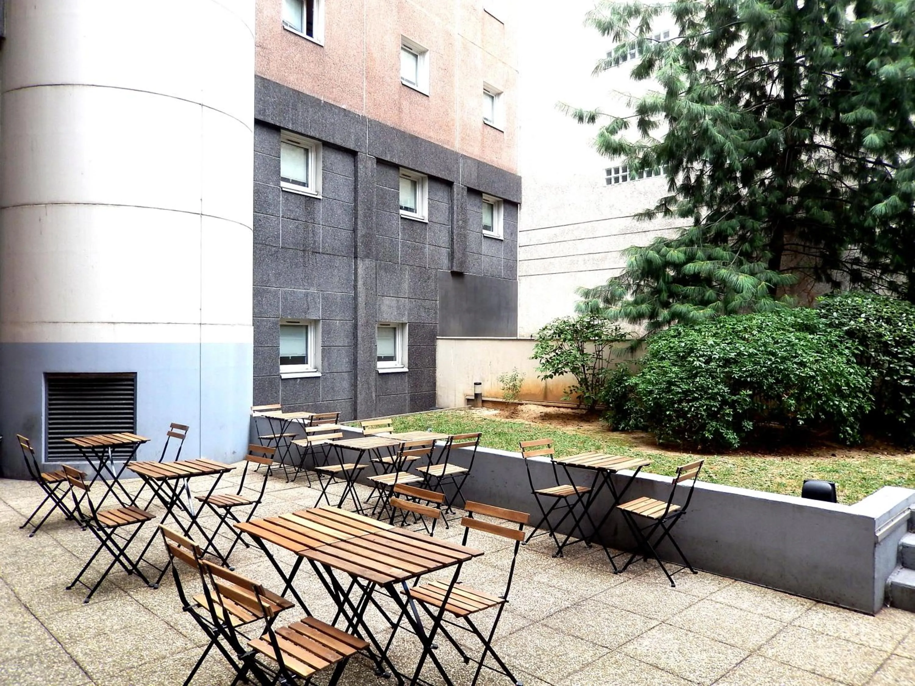 Patio in ibis budget Paris Porte d'Italie Est