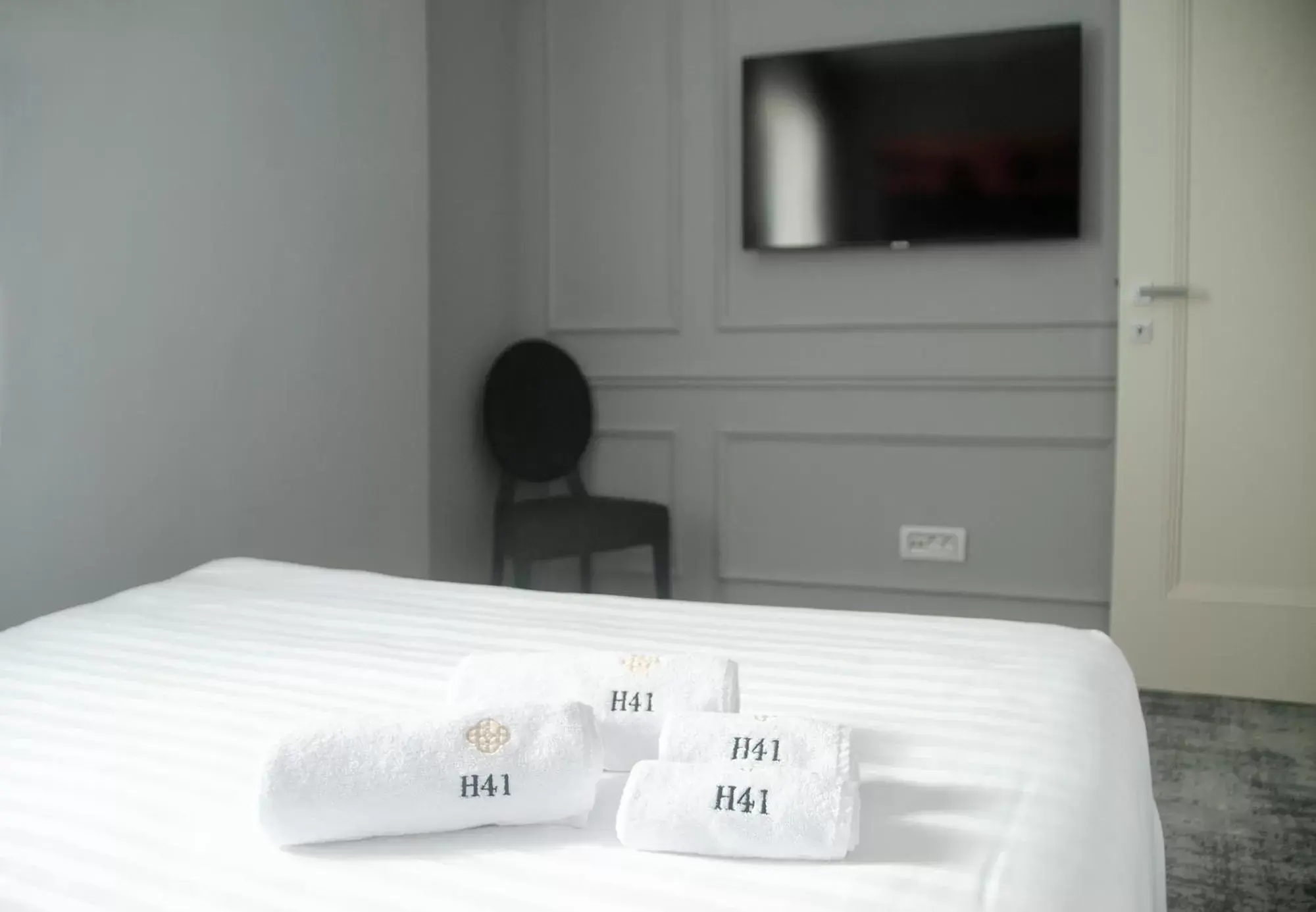 TV and multimedia, Bed in H41 Luxury Suites