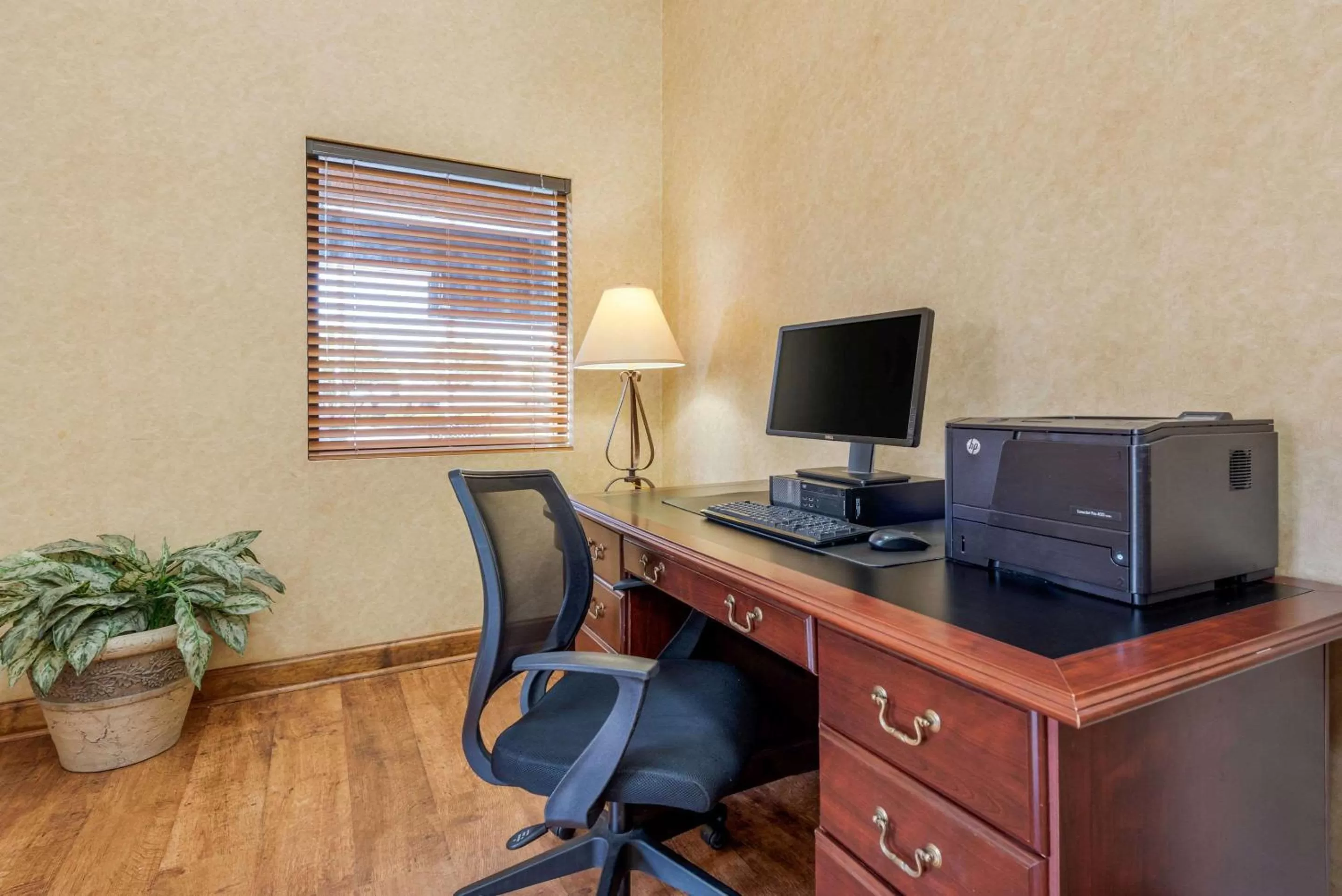 Business facilities, TV/Entertainment Center in Quality Inn Louisville
