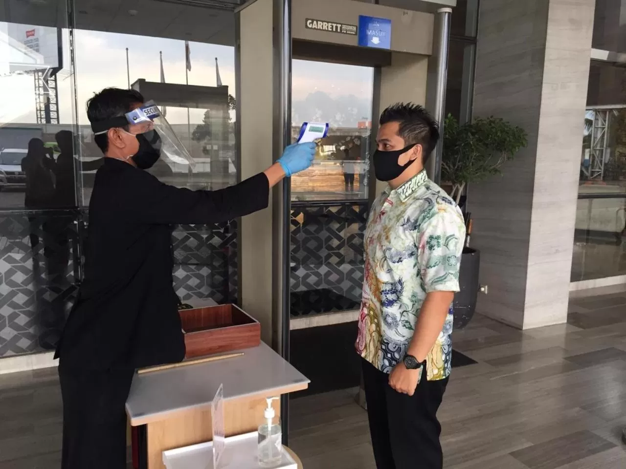 People in Zest Airport Jakarta by Swiss-Belhotel International