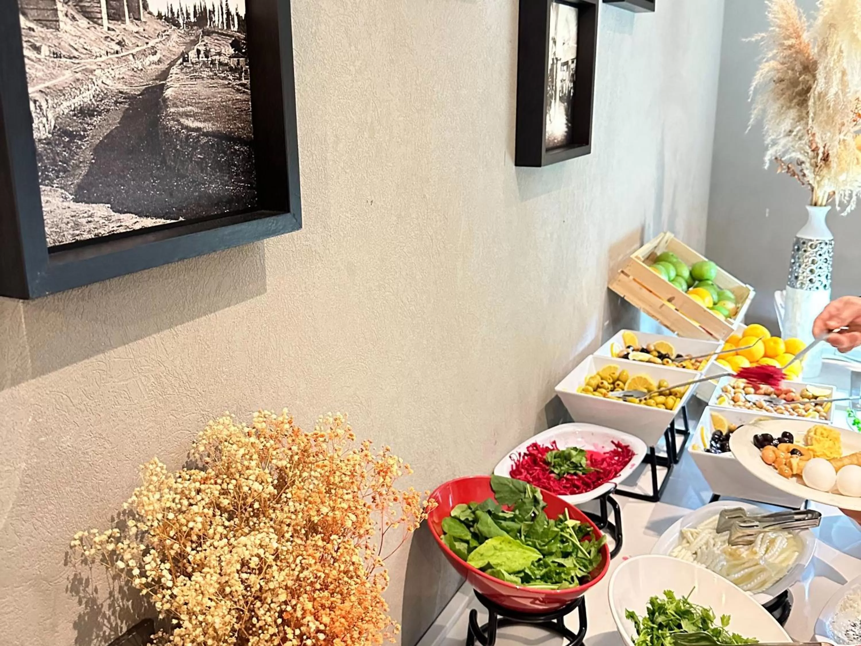 Food and drinks in Edition Old City Hotel