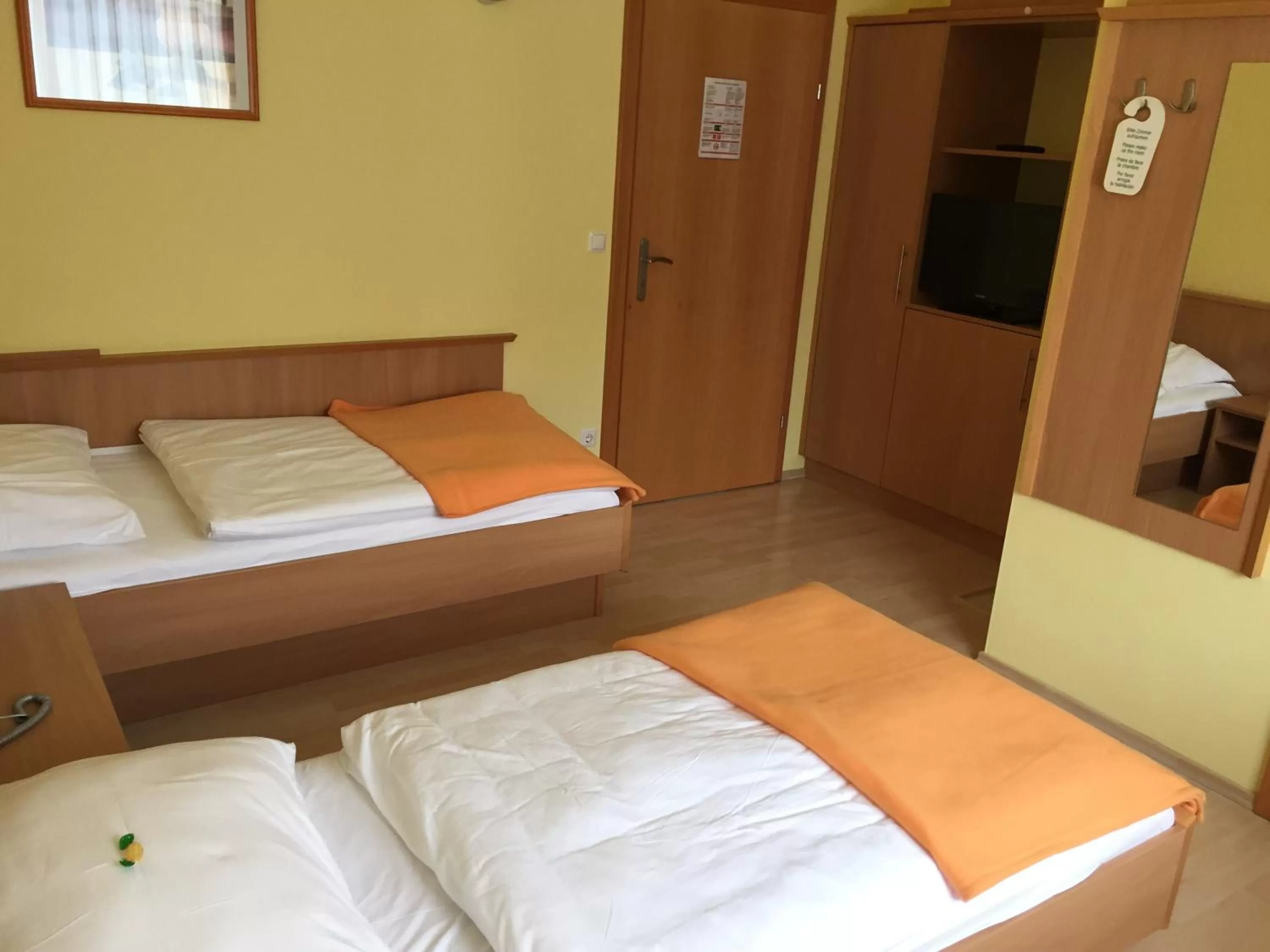 Photo of the whole room, Bed in Hotel Highway - Bed & Breakfast