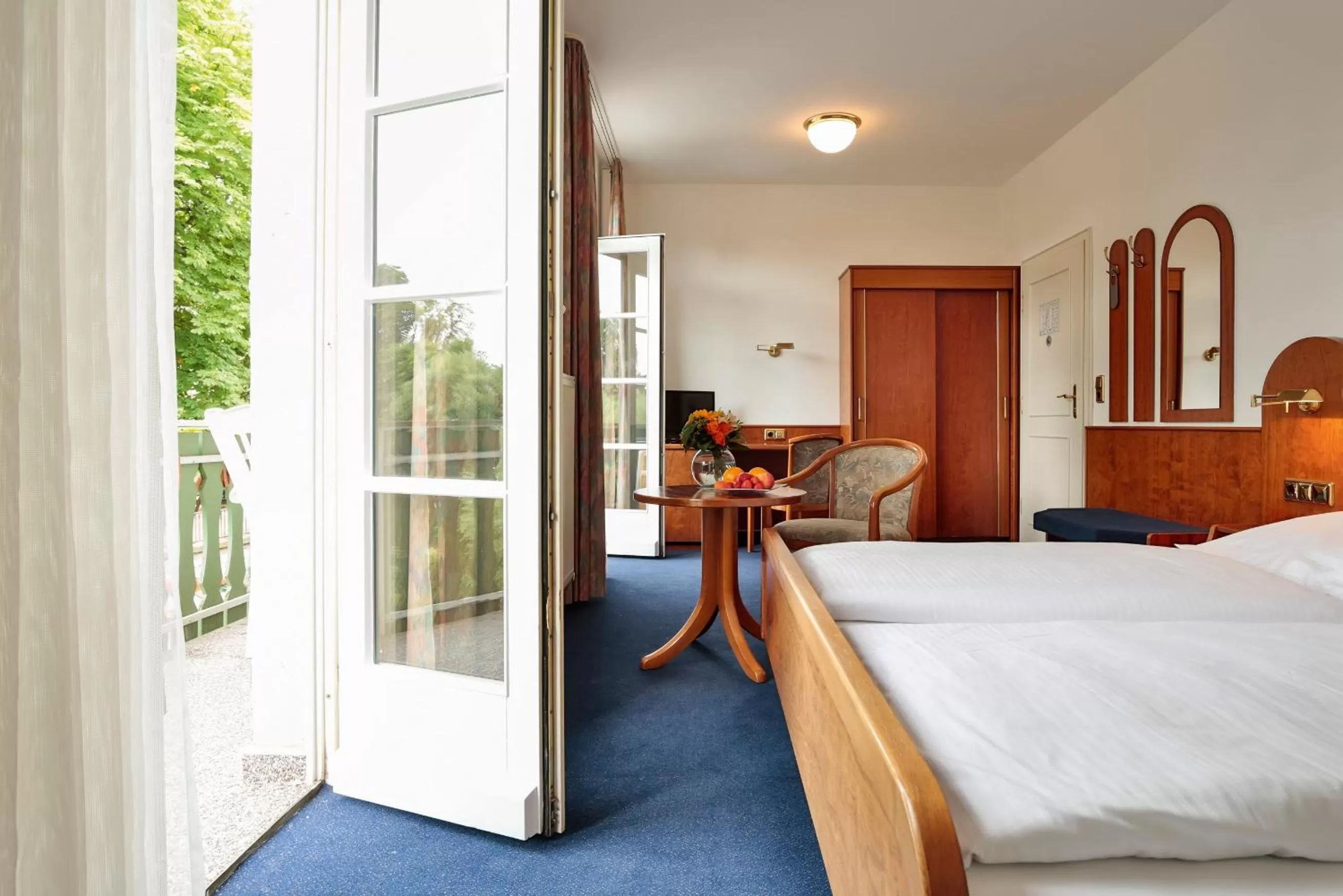 Photo of the whole room, Bed in Hotel Nassauer Hof