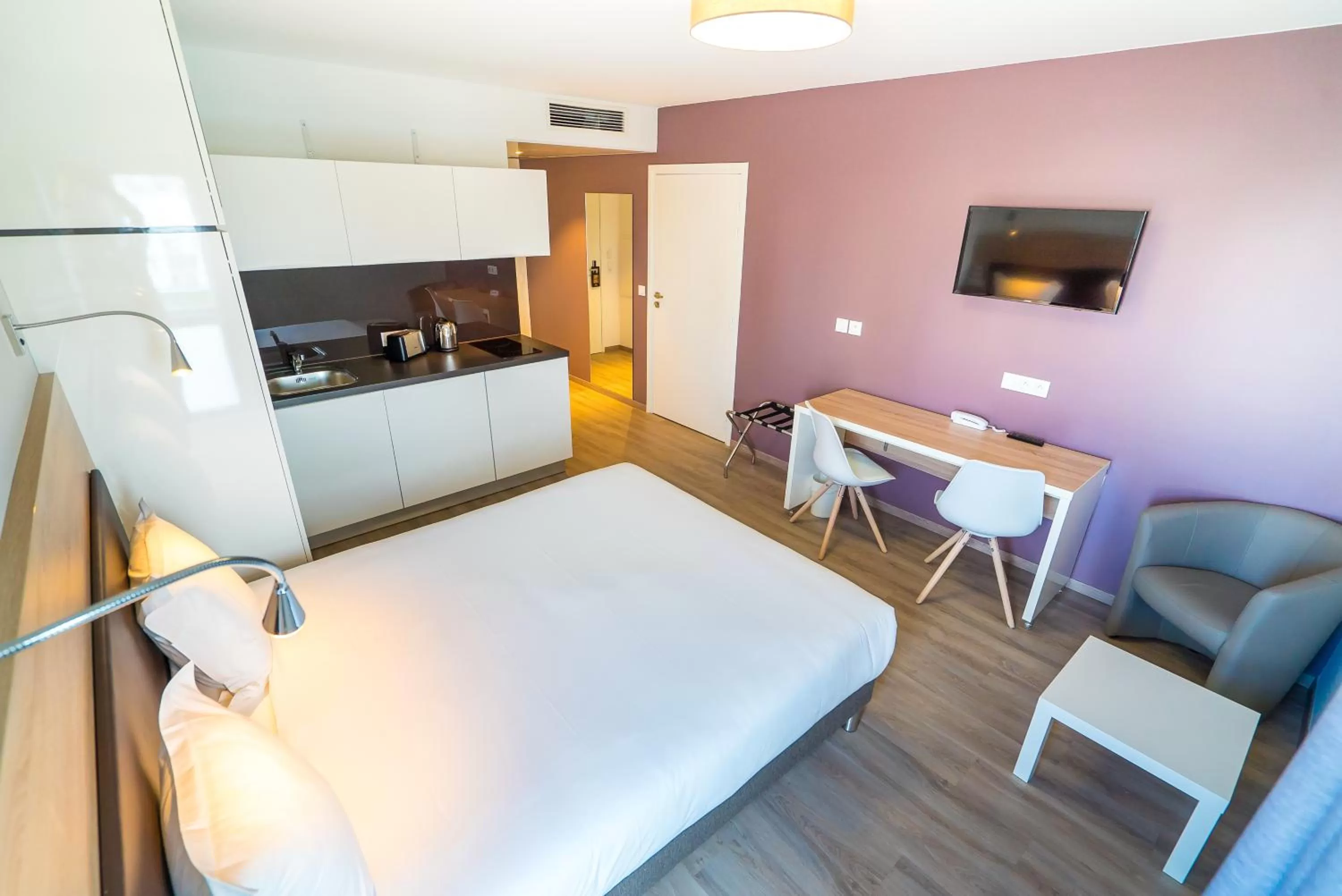 Kitchen or kitchenette, Bed in All Suites Appart Hôtel - Choisy-le-Roi