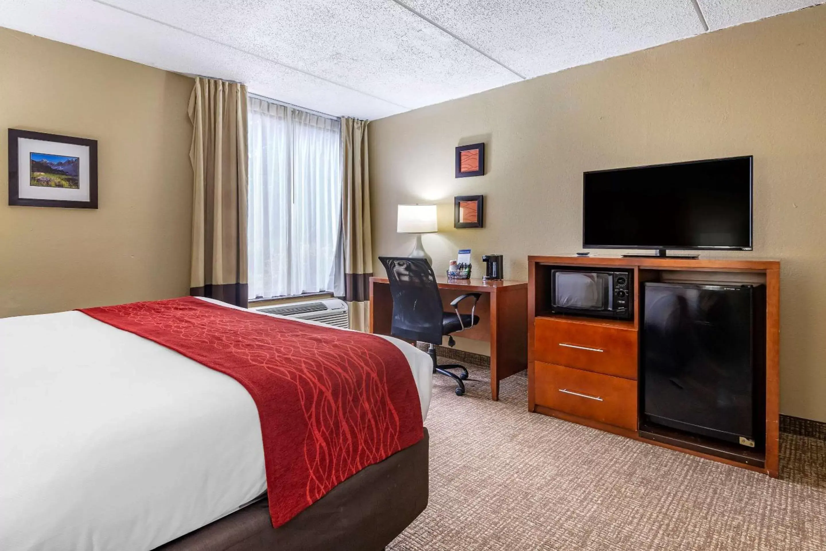 Photo of the whole room, TV/Entertainment Center in Comfort Inn Matthews / Charlotte