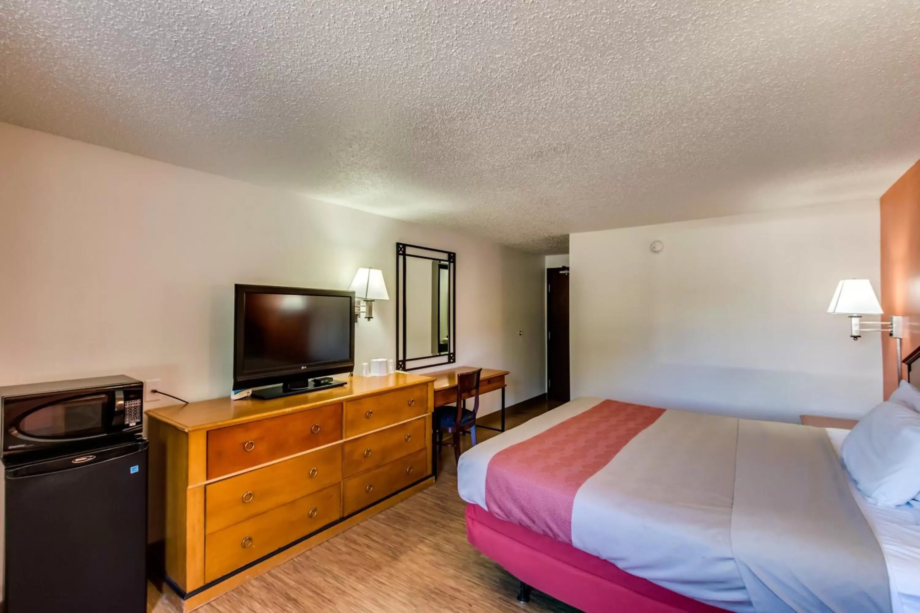 Photo of the whole room, Bed in Motel 6-Albert Lea, MN