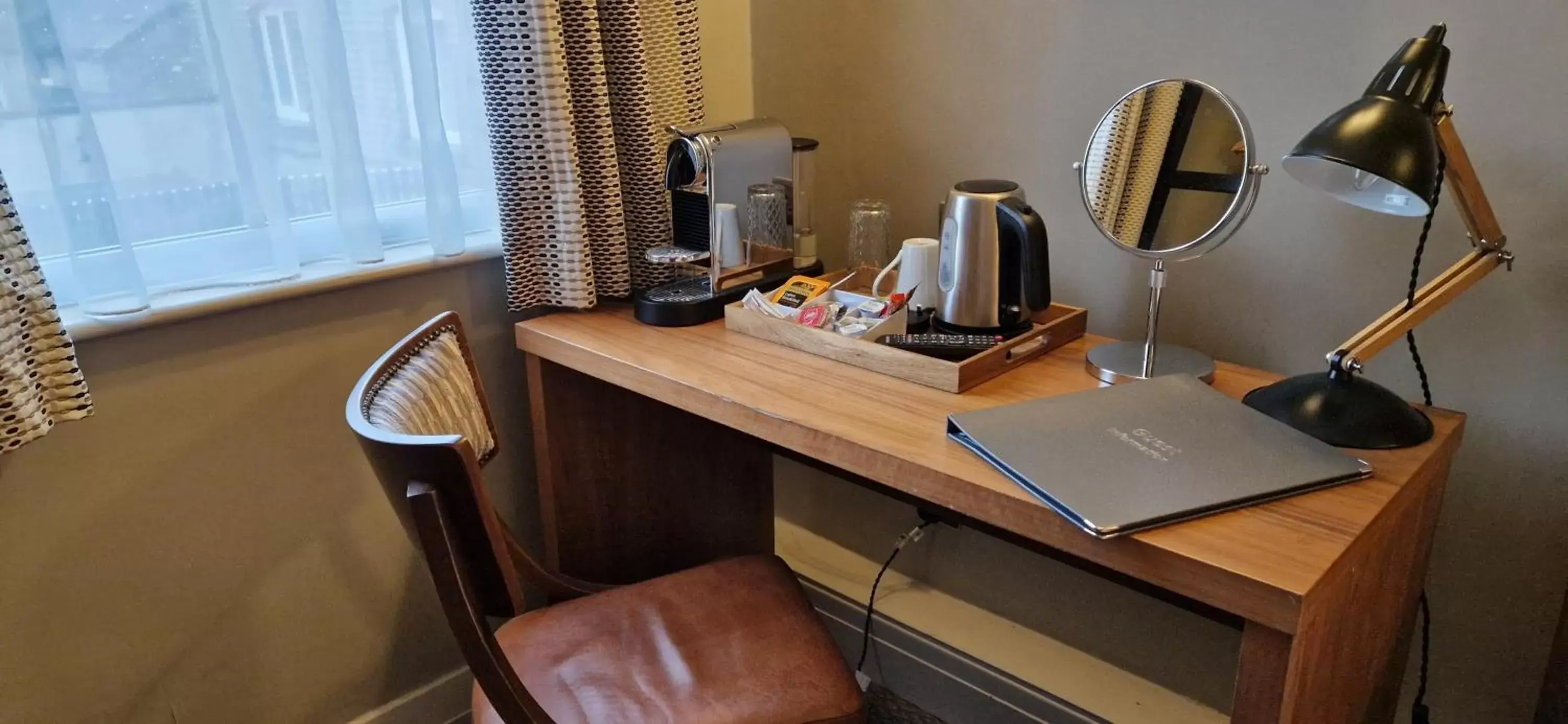 Coffee/tea facilities in The Cross-Keys Hotel