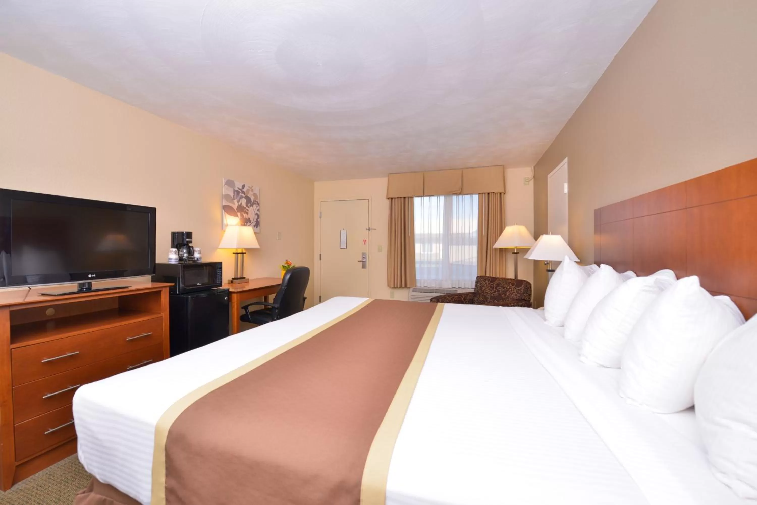 Photo of the whole room, Bed in Quality Inn & Suites Williamsport