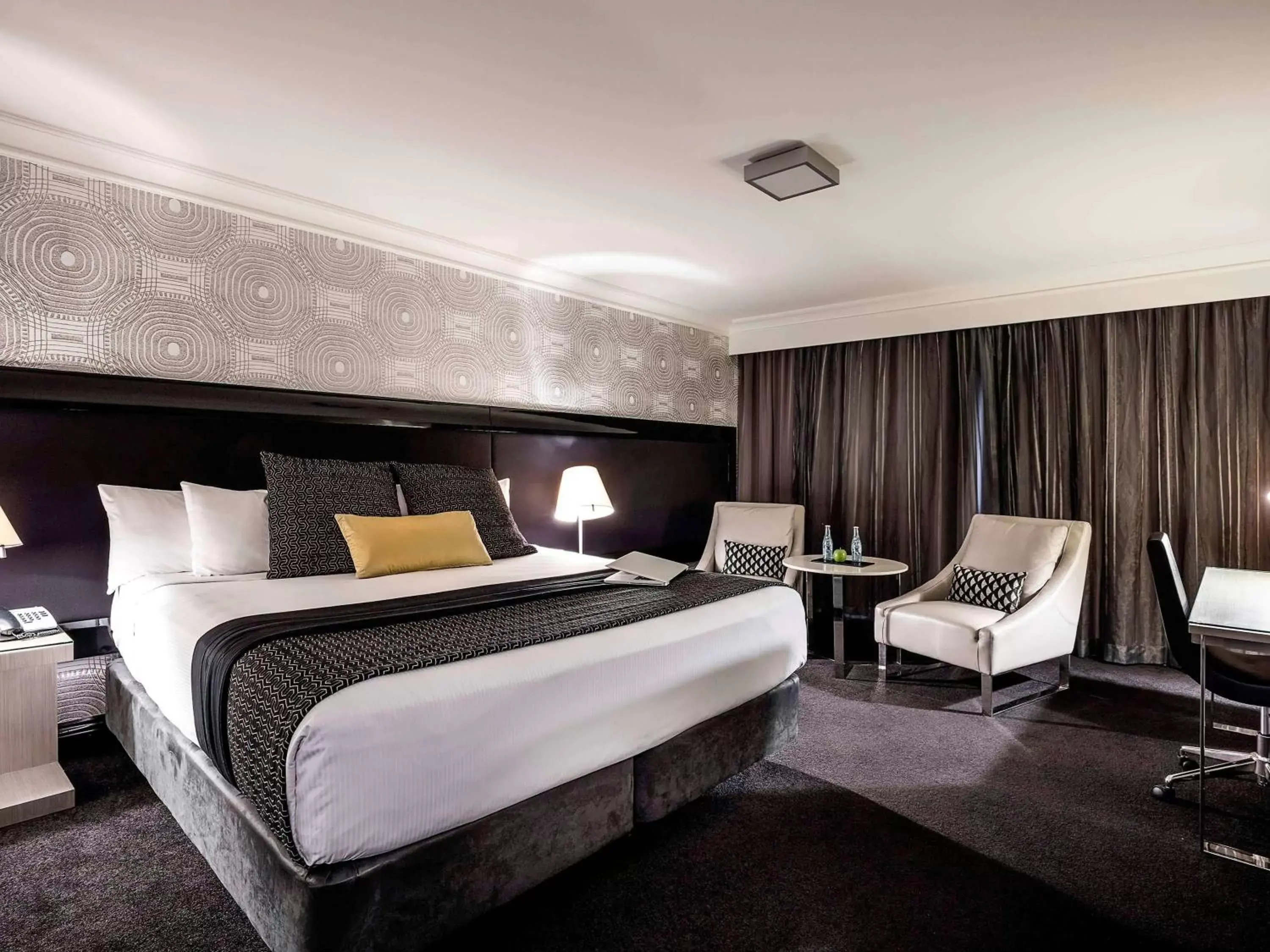 Photo of the whole room, Bed in Pullman Brisbane King George Square