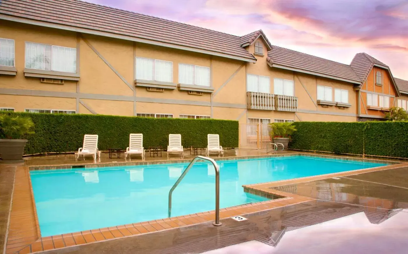 Swimming Pool in Folk Inn Ontario Airport