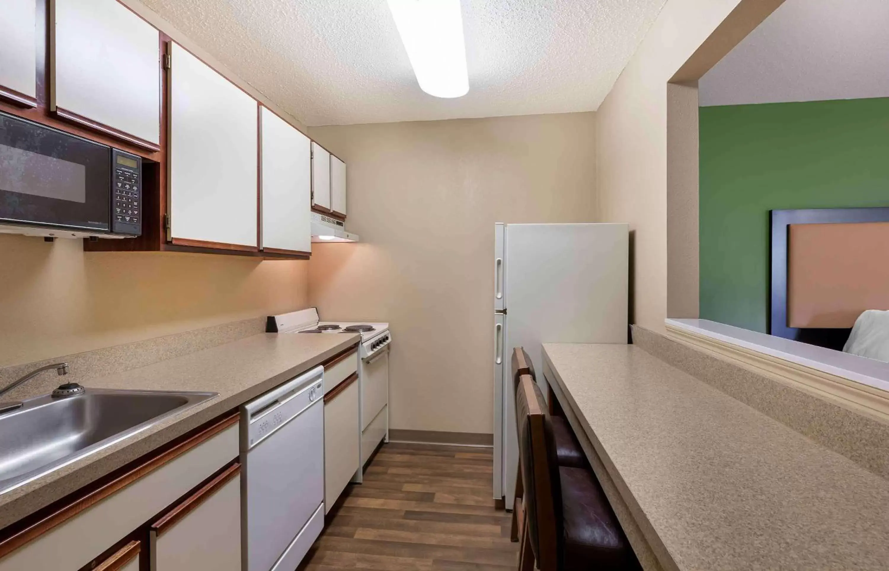 Bedroom, Kitchen/Kitchenette in Extended Stay America Suites - Cleveland - Great Northern Mall