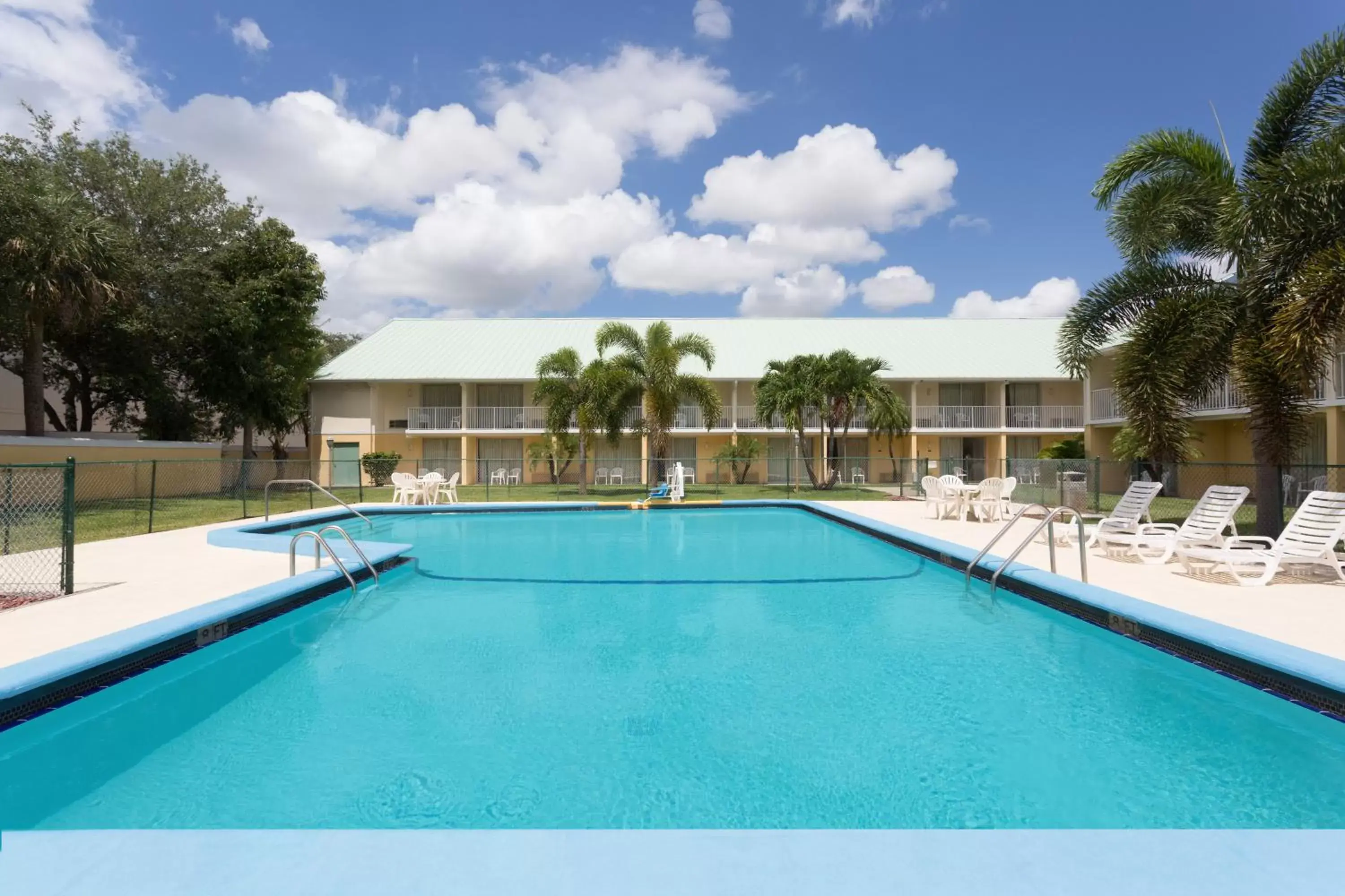 Swimming pool in Howard Johnson by Wyndham Vero Beach / Downtown Swimming pool in Howard Johnson by Wyndham Vero Beach / Downtown