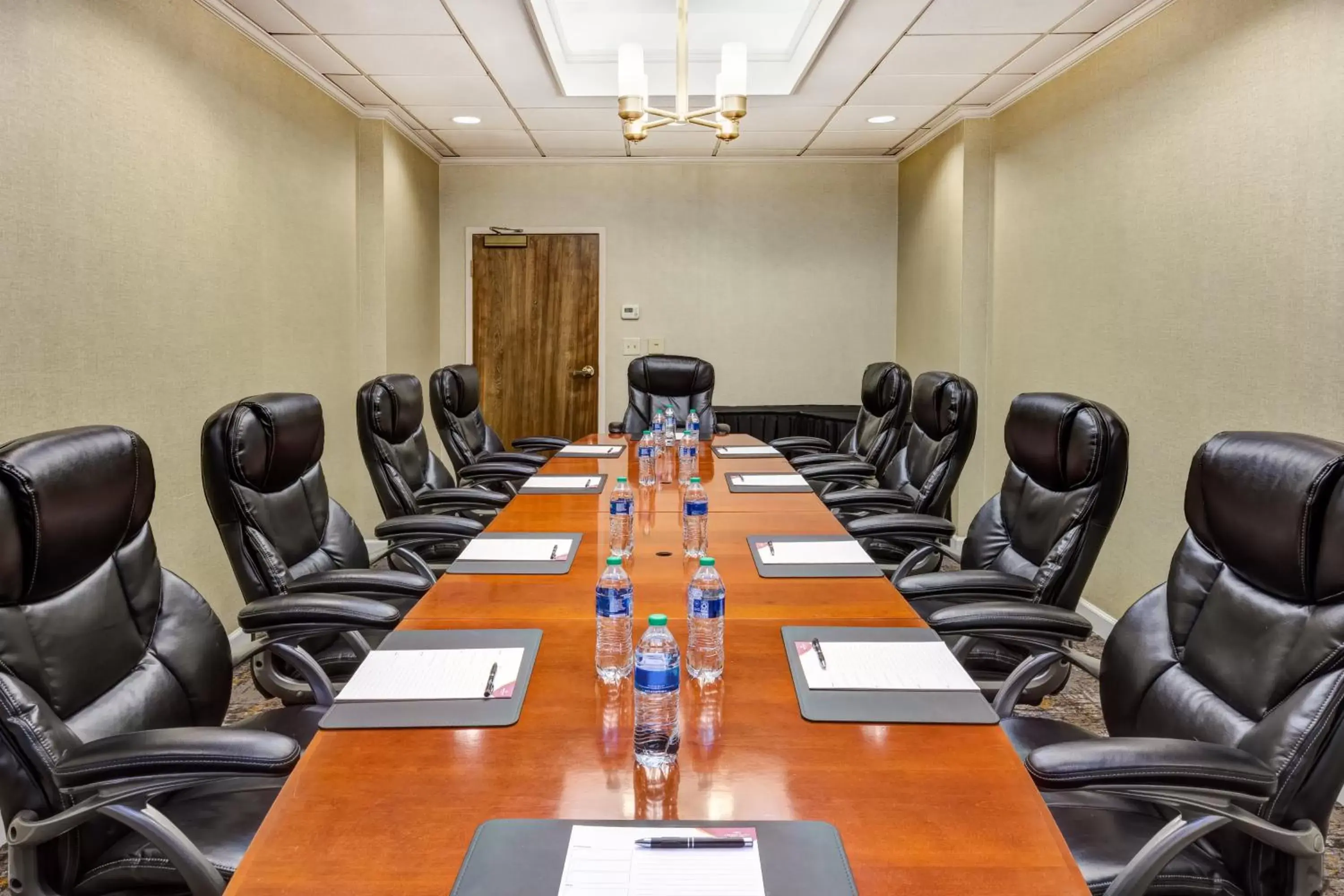 Meeting/conference room in Crowne Plaza Dulles Airport, an IHG Hotel